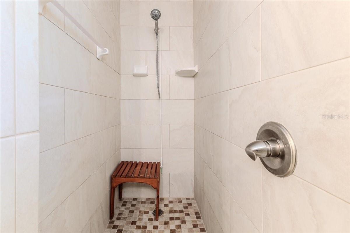 Listing photo id 48 for 5507 Darlene Street