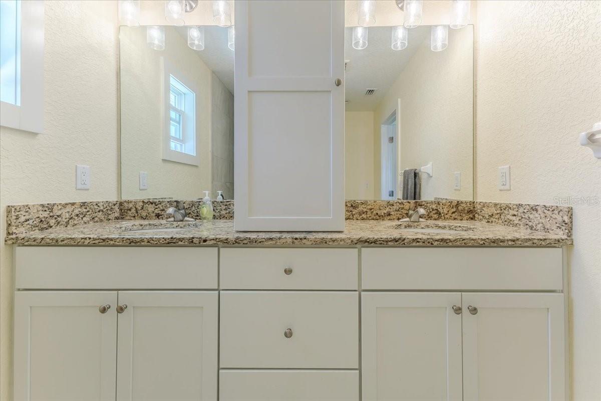 Listing photo id 49 for 5507 Darlene Street