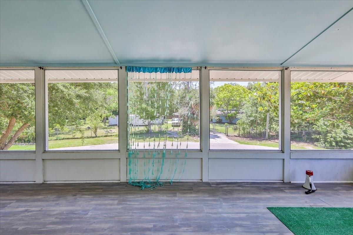 Listing photo id 52 for 5507 Darlene Street