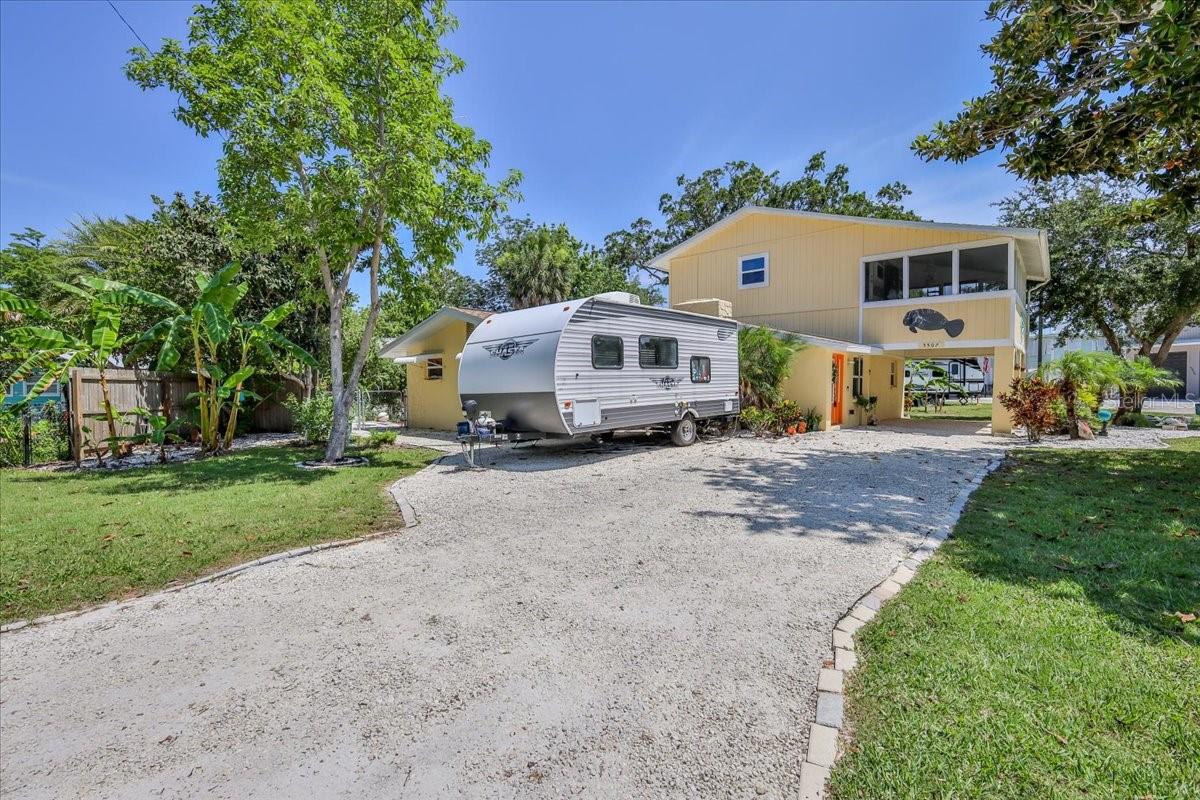 Listing photo id 58 for 5507 Darlene Street