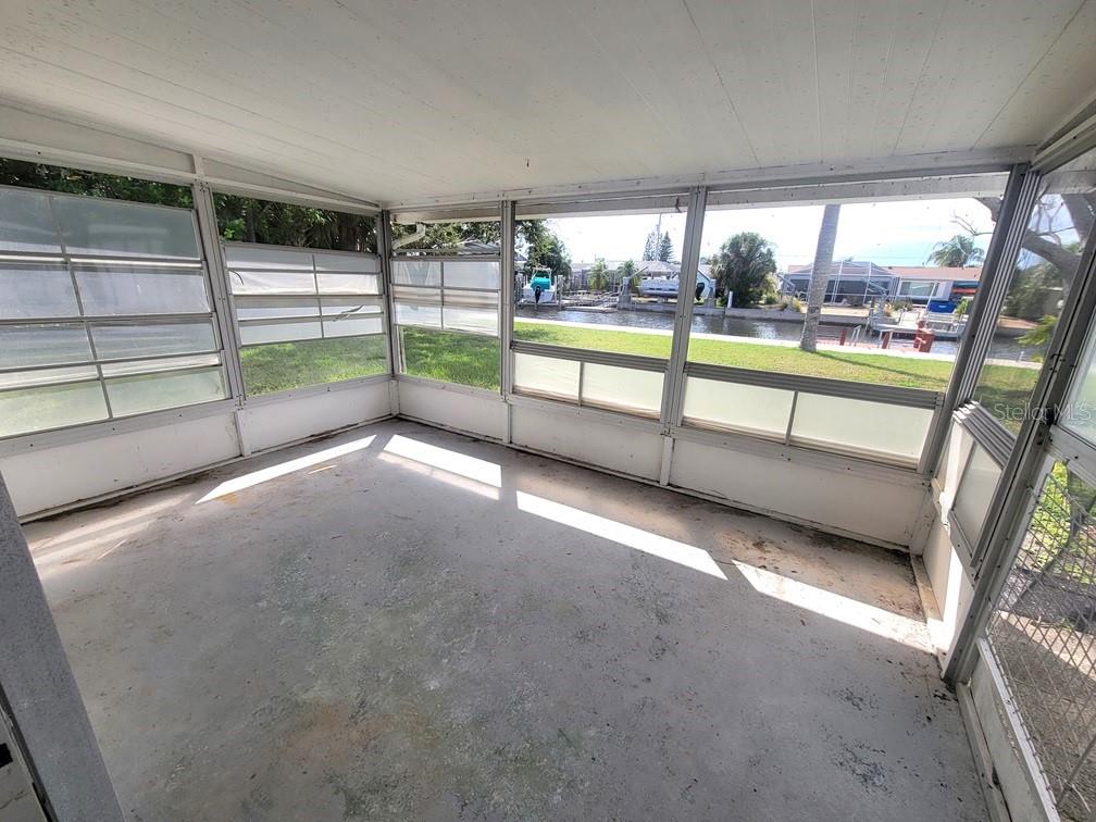 Listing photo id 10 for 13637 Maria Drive