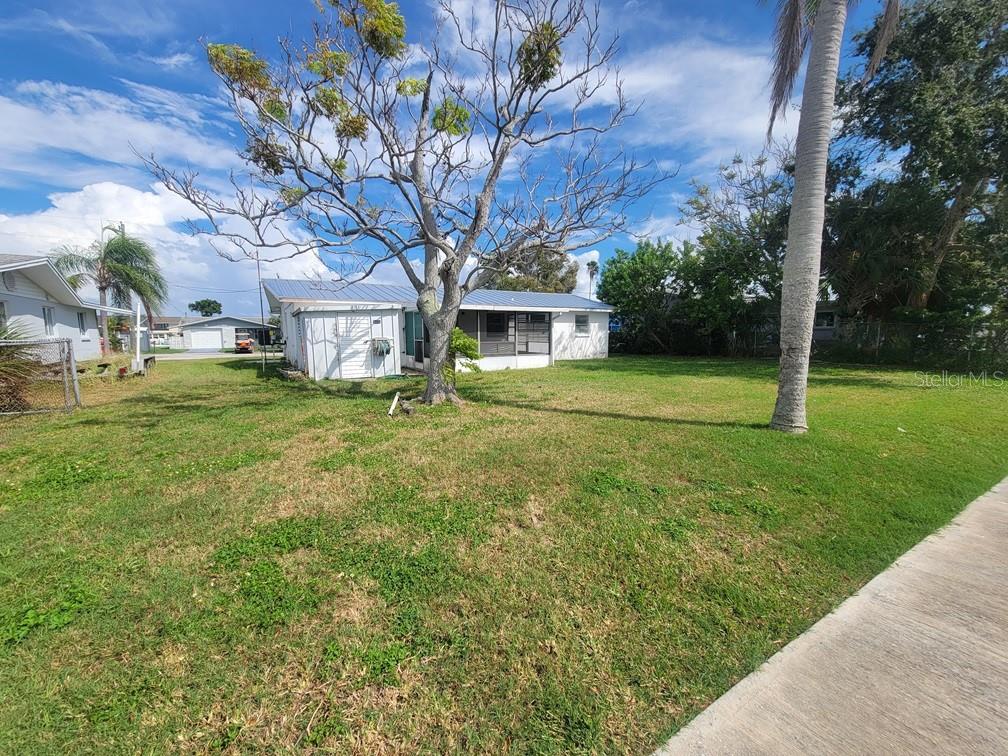 Listing photo id 12 for 13637 Maria Drive