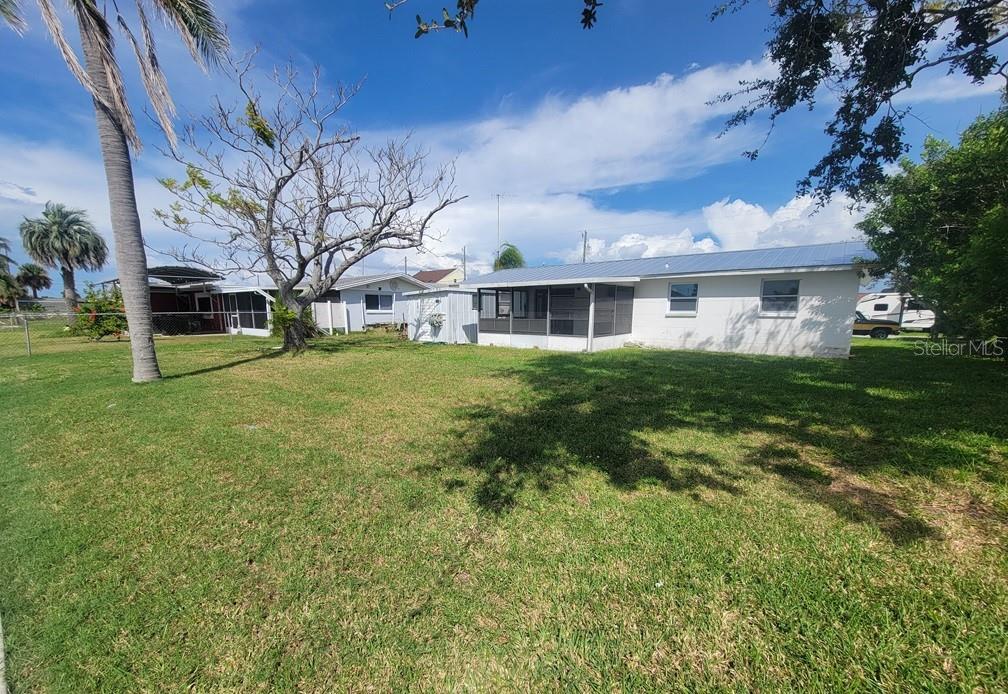 Listing photo id 13 for 13637 Maria Drive