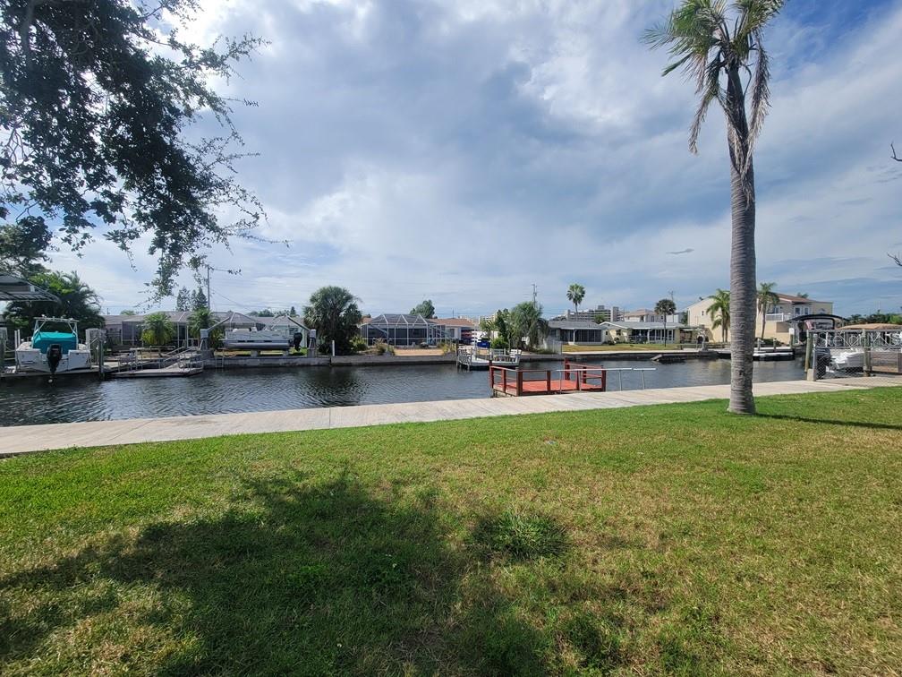 Listing photo id 14 for 13637 Maria Drive
