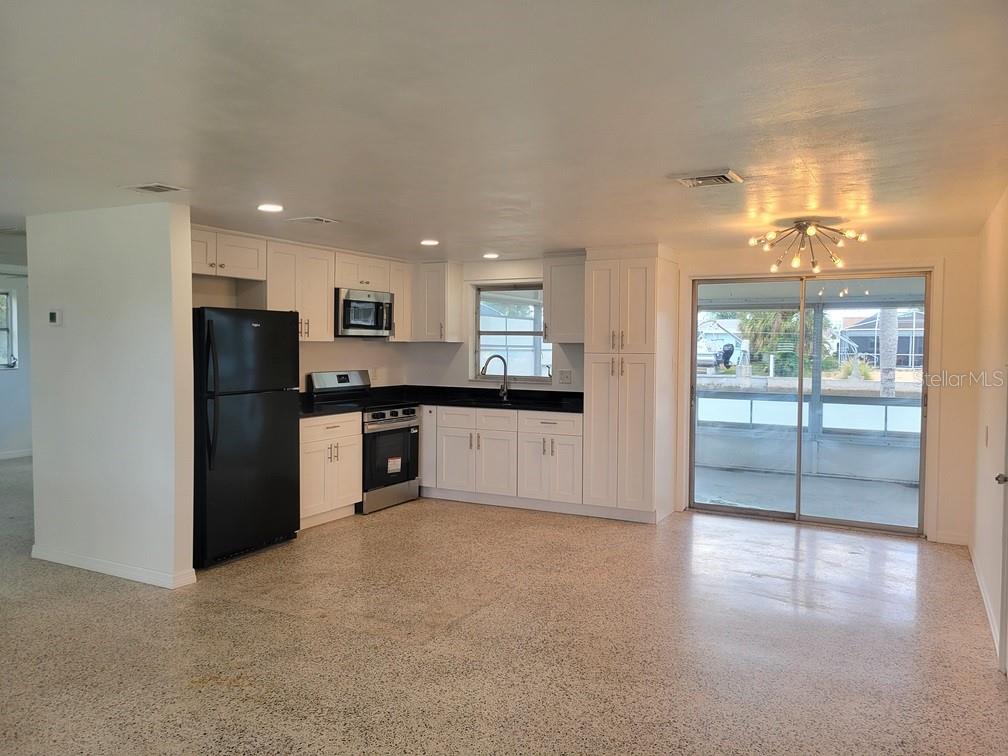 Listing photo id 2 for 13637 Maria Drive