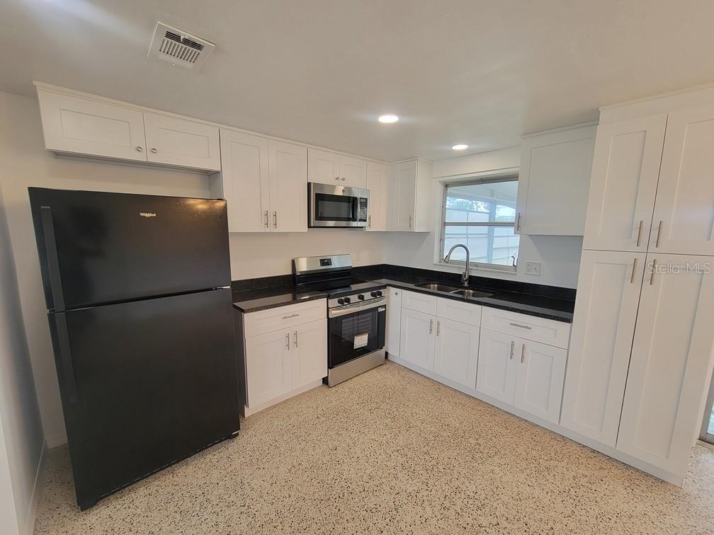 Listing photo id 3 for 13637 Maria Drive
