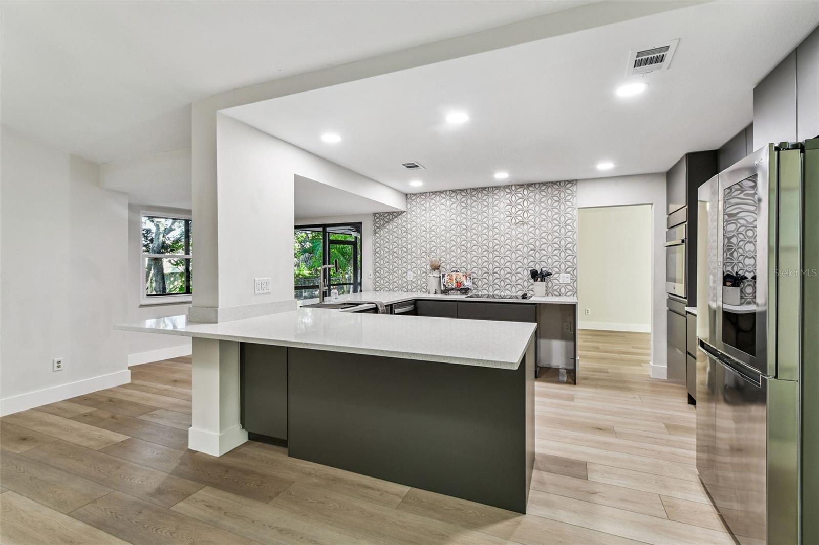 Image 11 of 73 For 844 Park Court