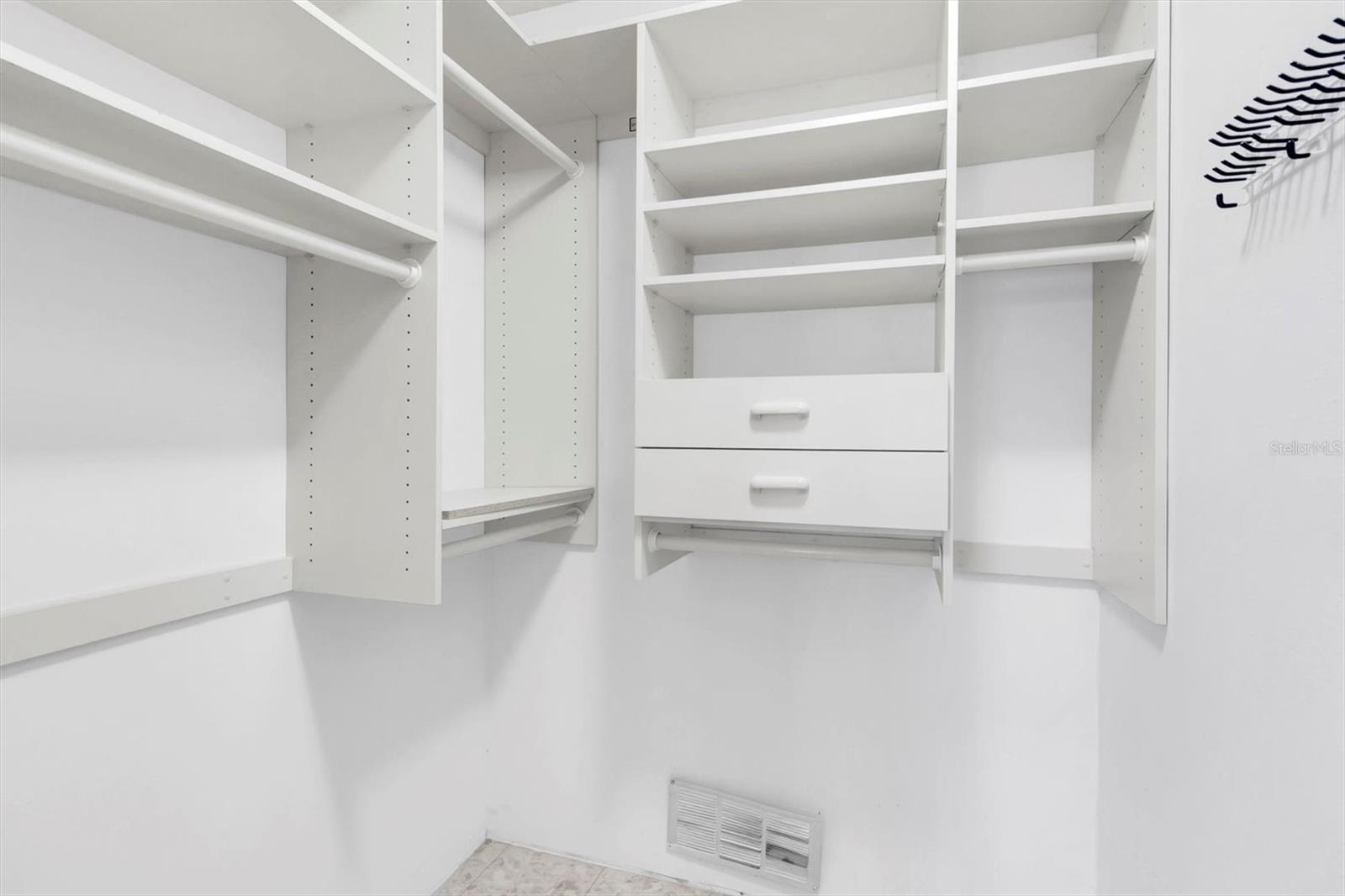 Image 17 of 59 For 11204 Pembridge Court 4