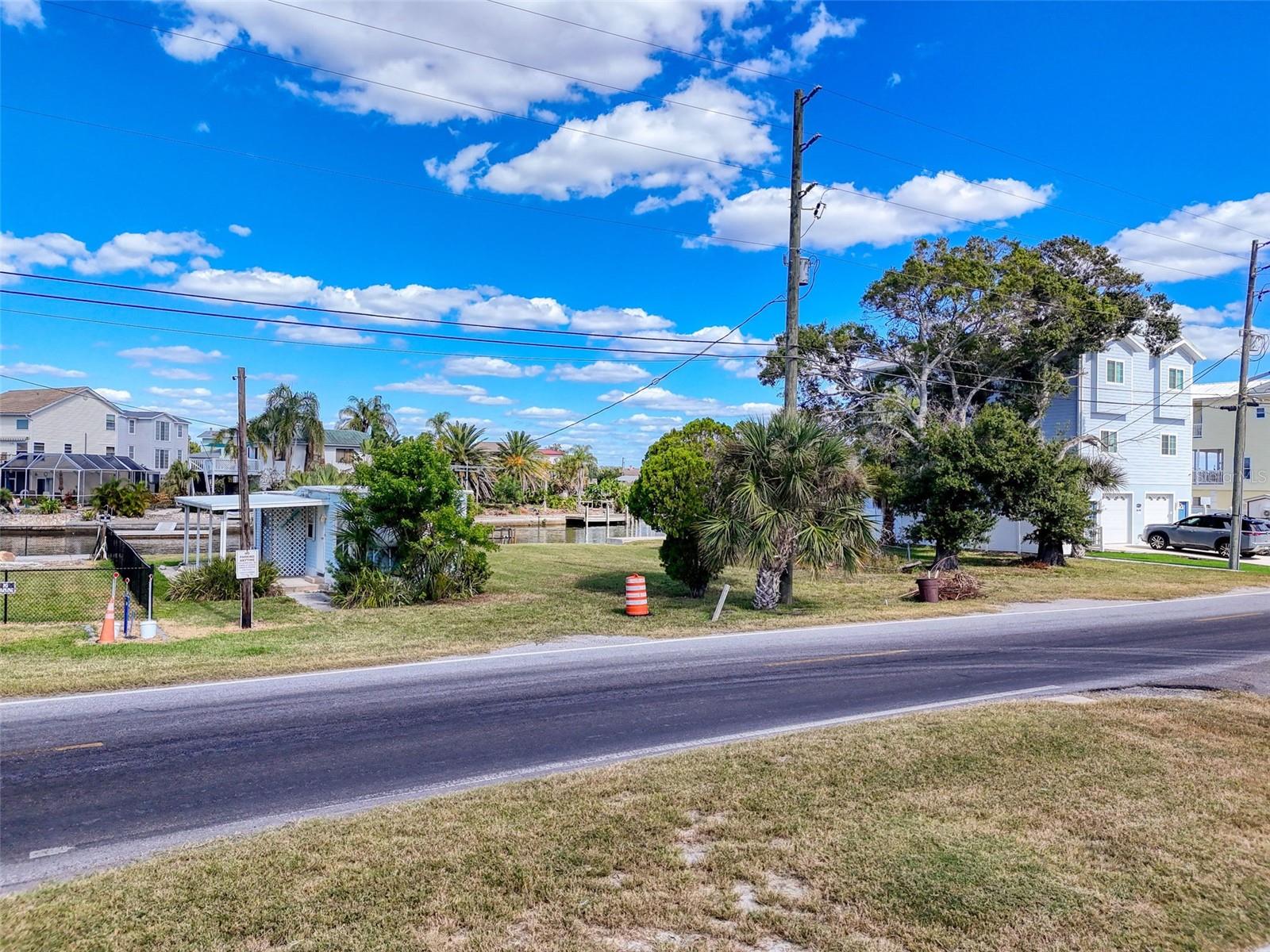 Listing photo id 17 for 6429 Clark Street