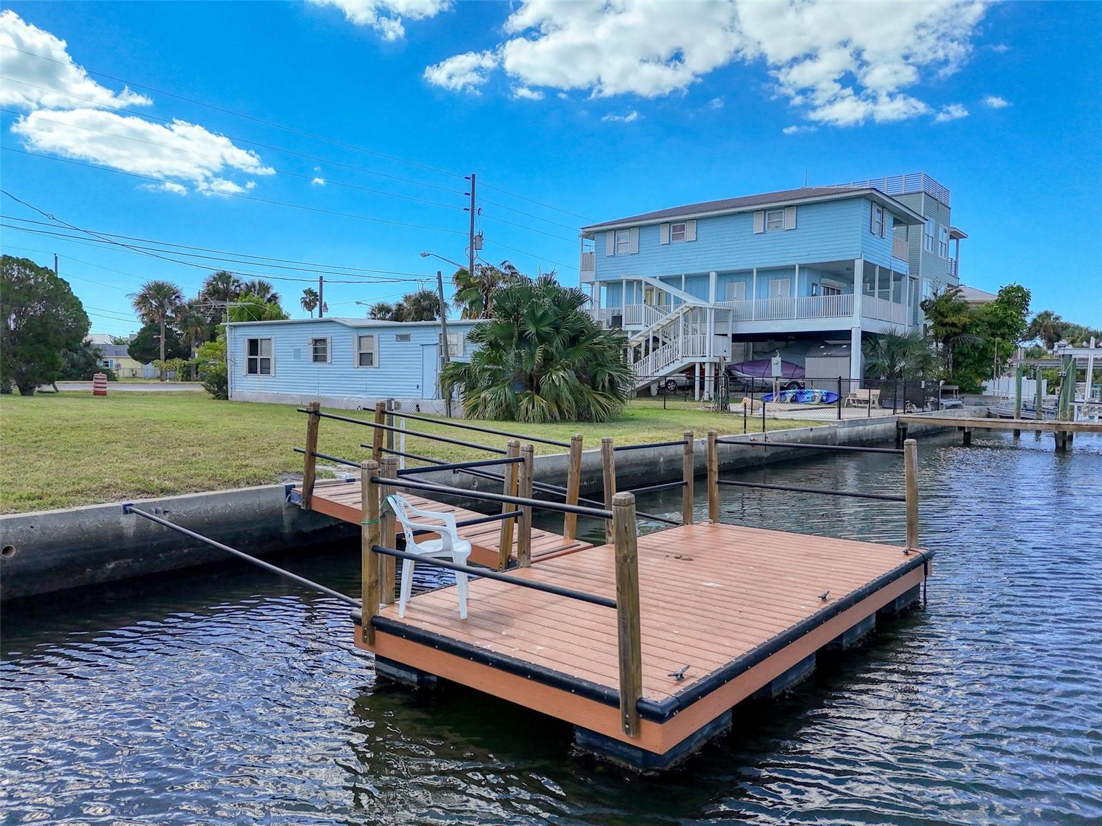 Listing photo id 21 for 6429 Clark Street