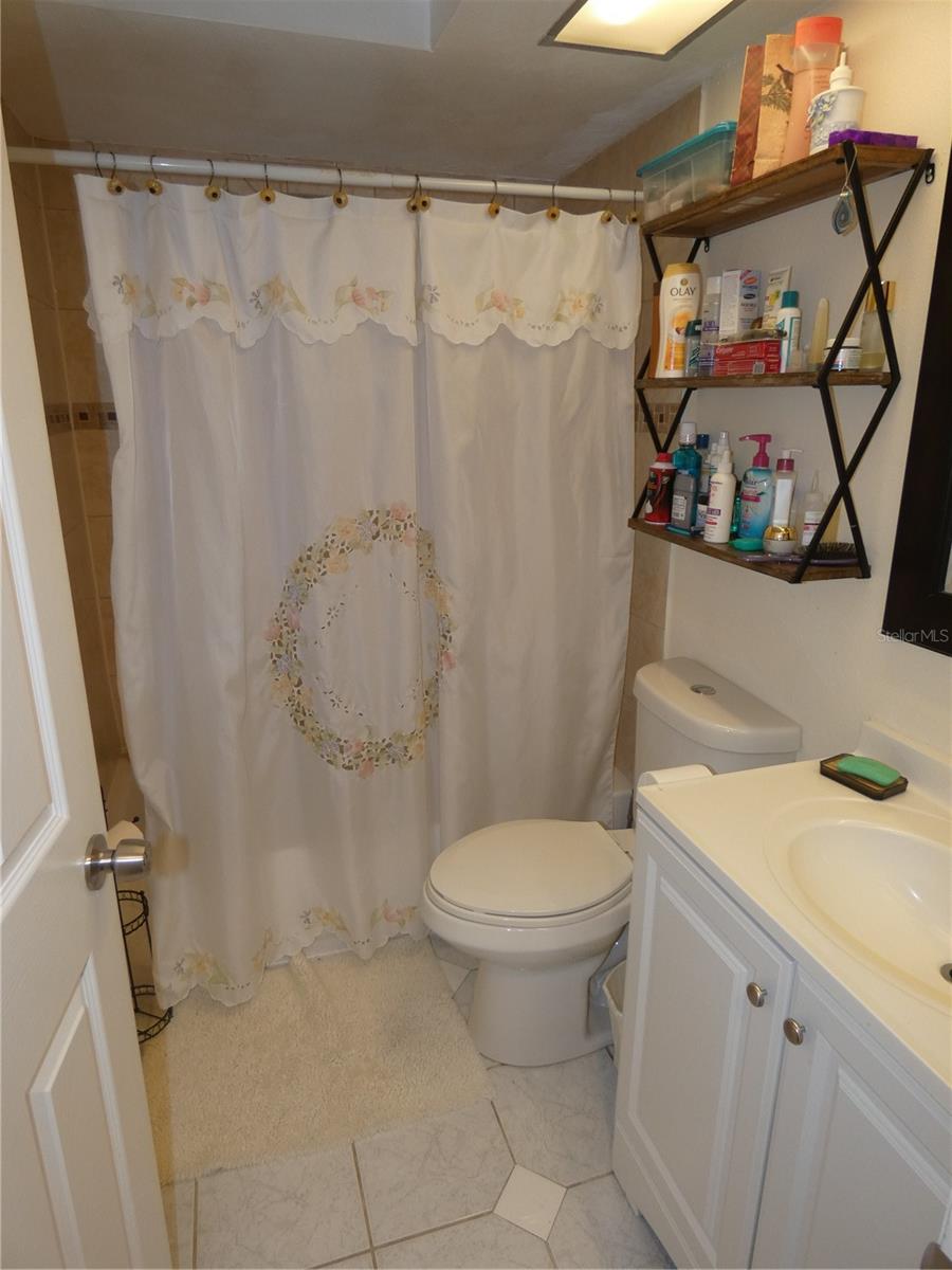 Listing photo id 9 for 4832 Elmwood Street