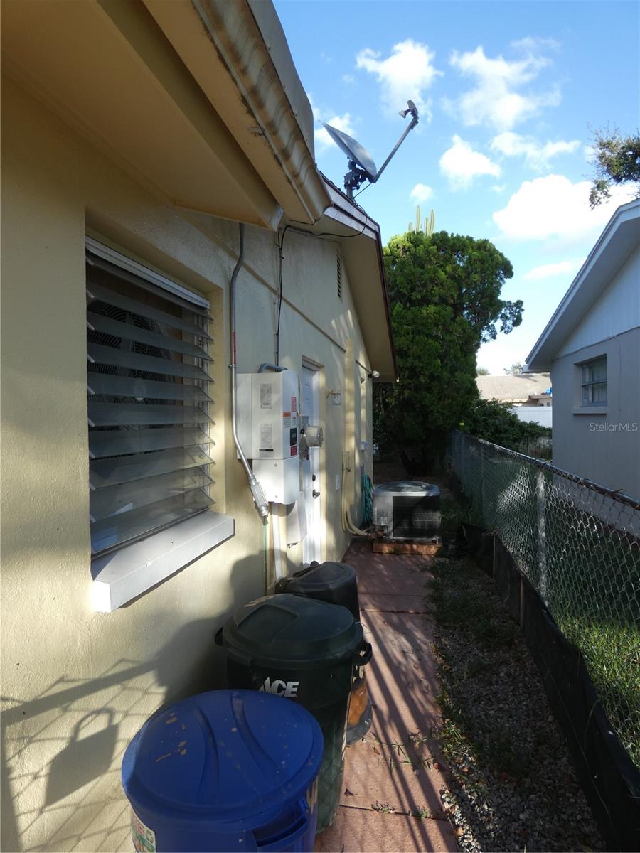 Listing photo id 16 for 4832 Elmwood Street