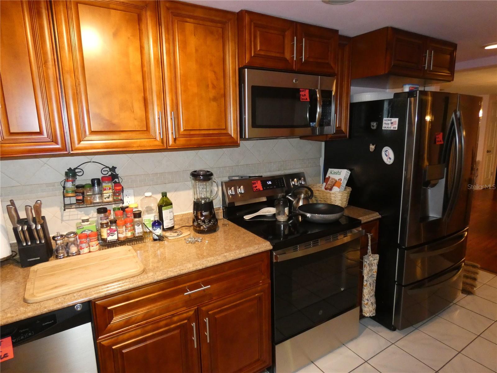 Listing photo id 3 for 4832 Elmwood Street