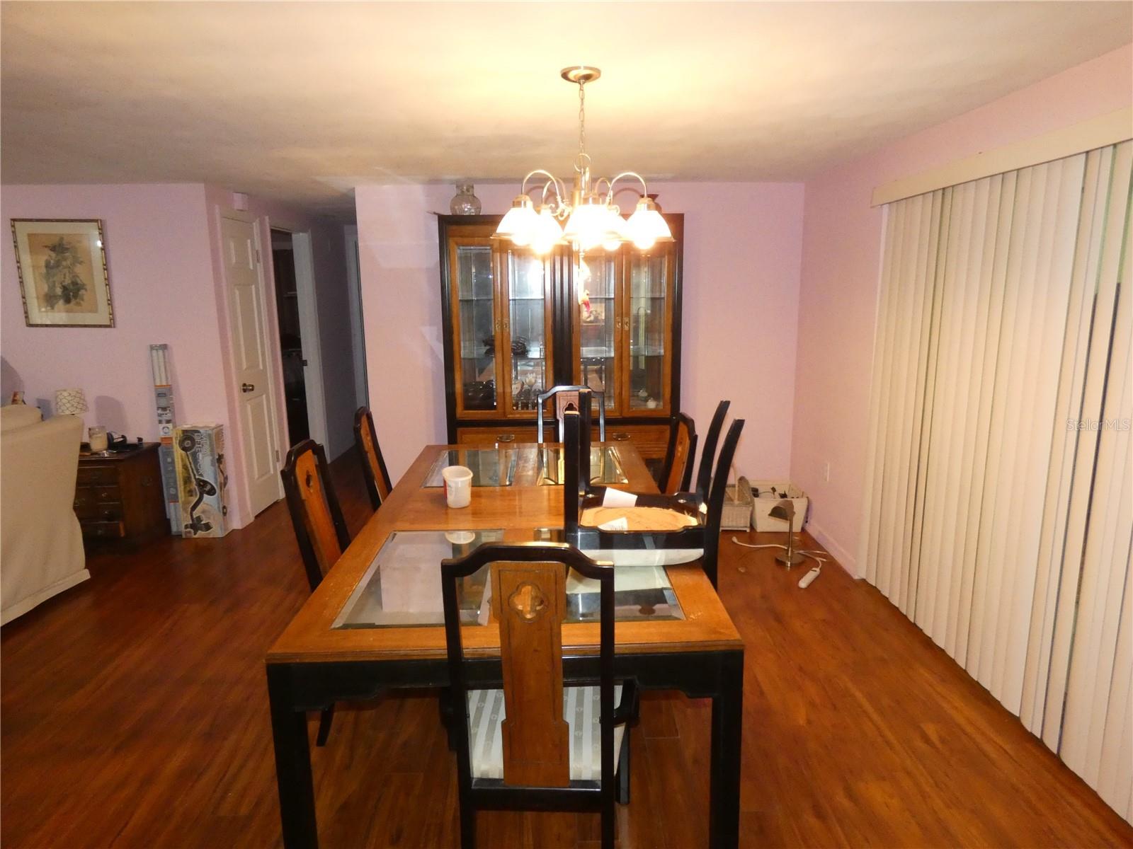 Listing photo id 5 for 4832 Elmwood Street