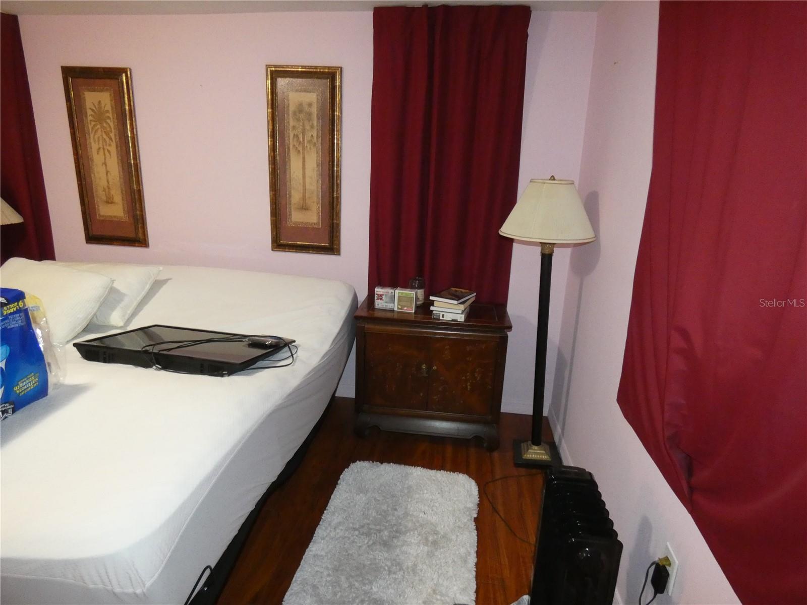 Listing photo id 6 for 4832 Elmwood Street