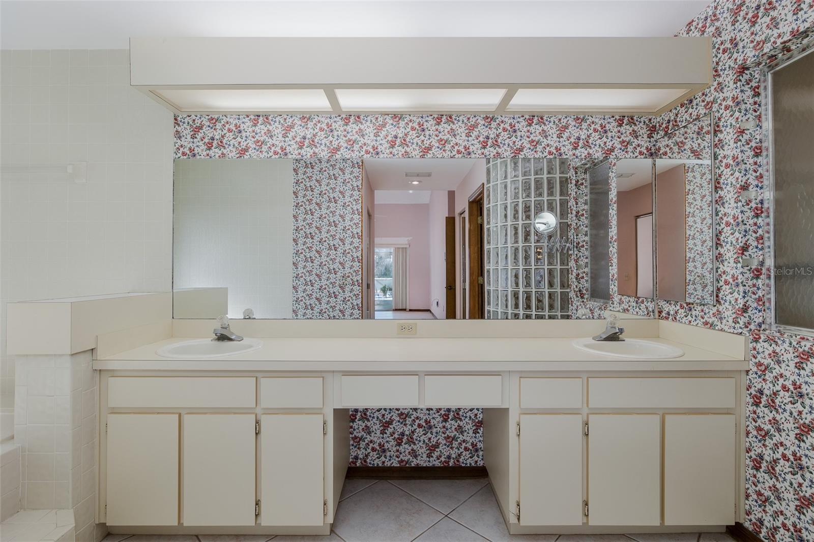 Image 28 of 51 For 18602 White Pine Circle