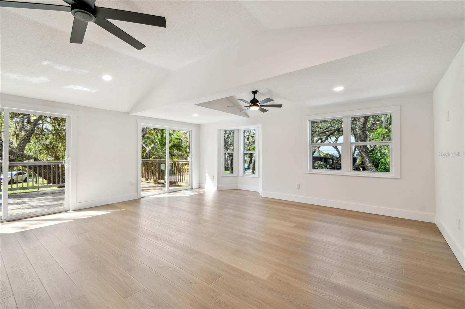 Listing photo id 9 for 13901 Vacation Lane