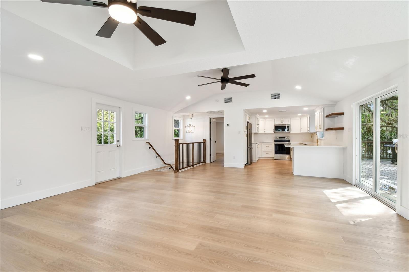 Listing photo id 10 for 13901 Vacation Lane