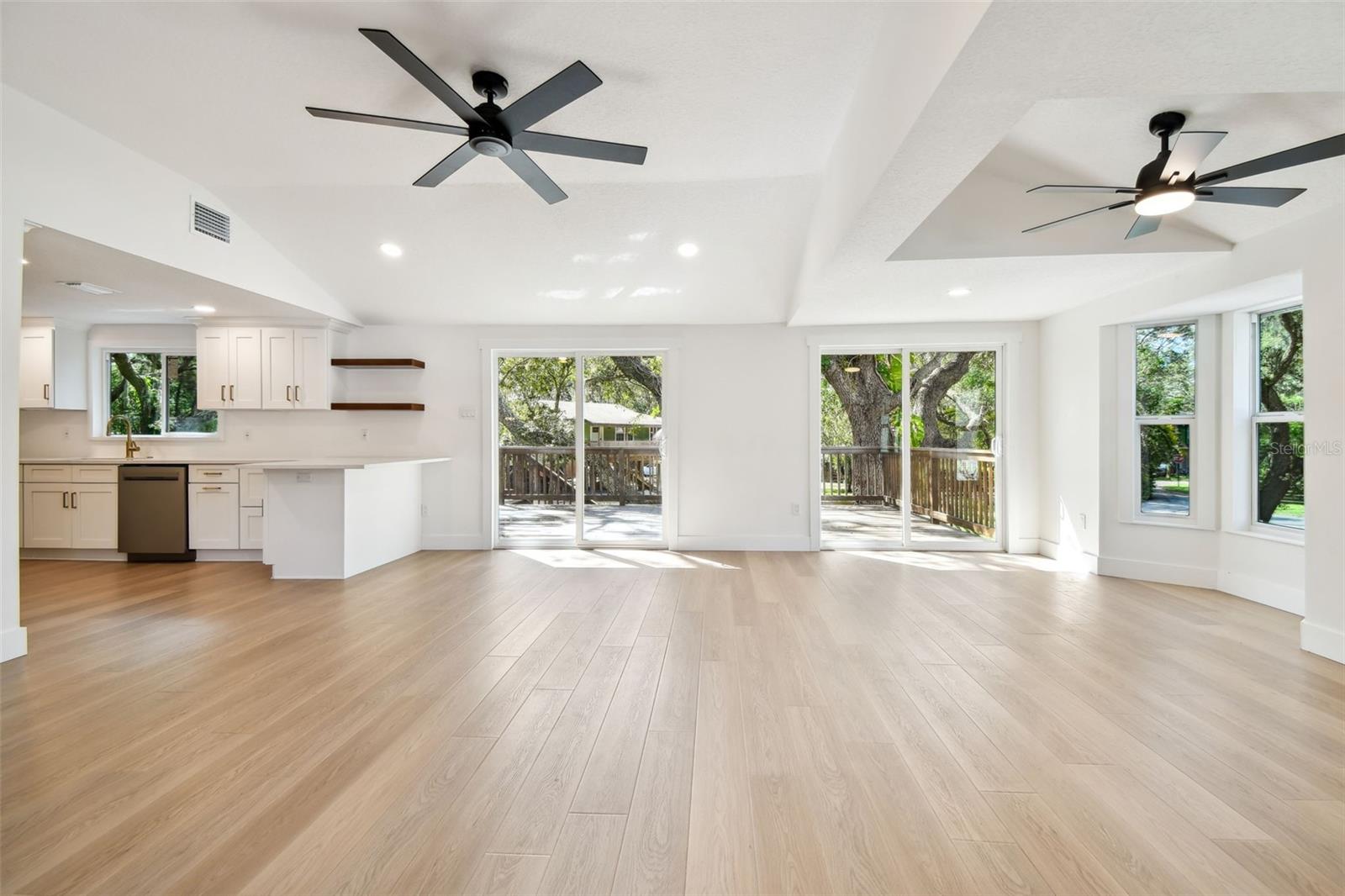 Listing photo id 11 for 13901 Vacation Lane