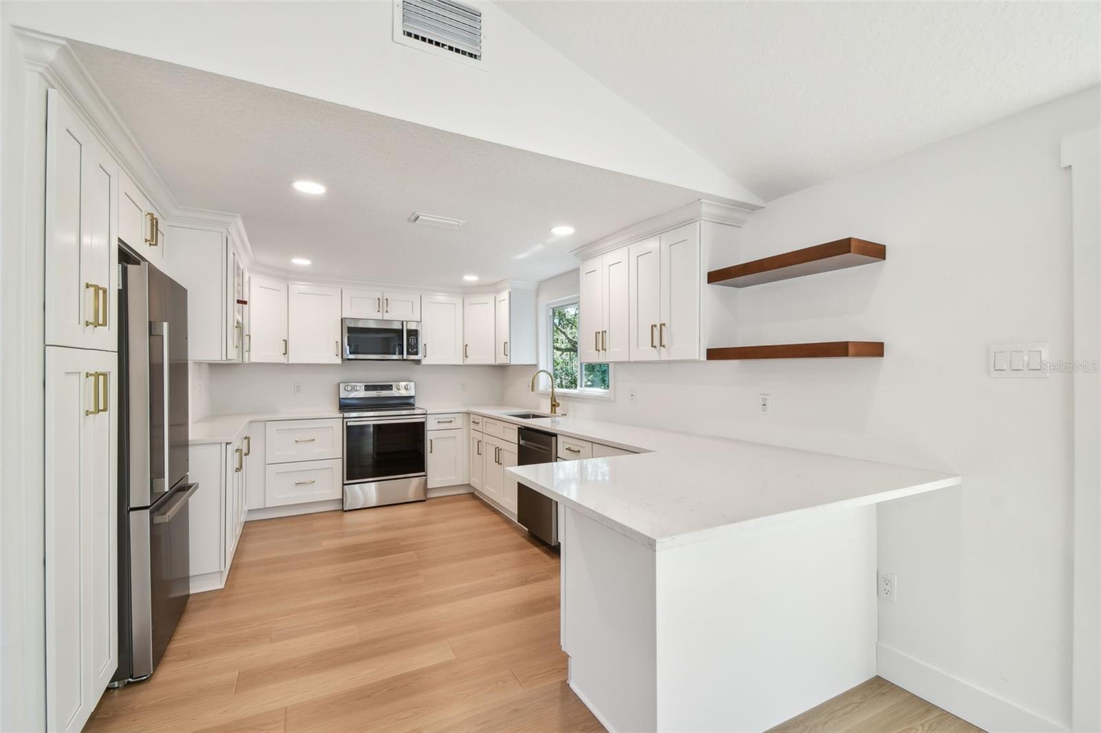 Listing photo id 12 for 13901 Vacation Lane