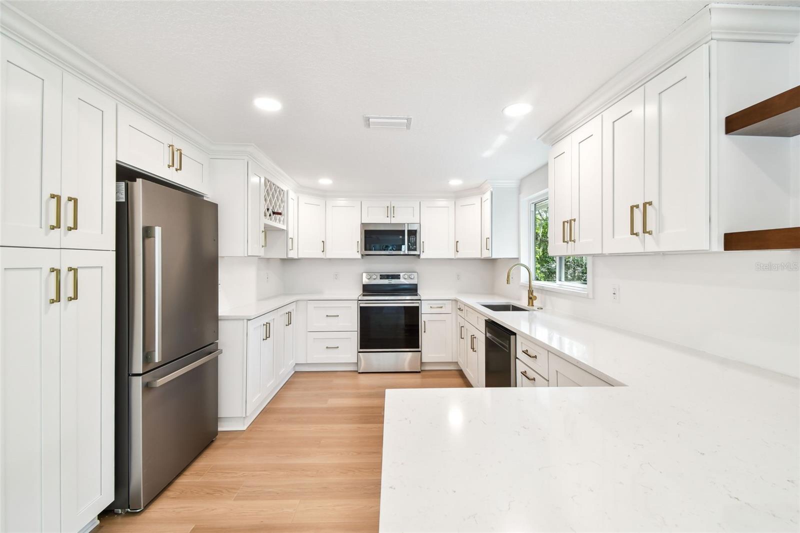 Listing photo id 13 for 13901 Vacation Lane