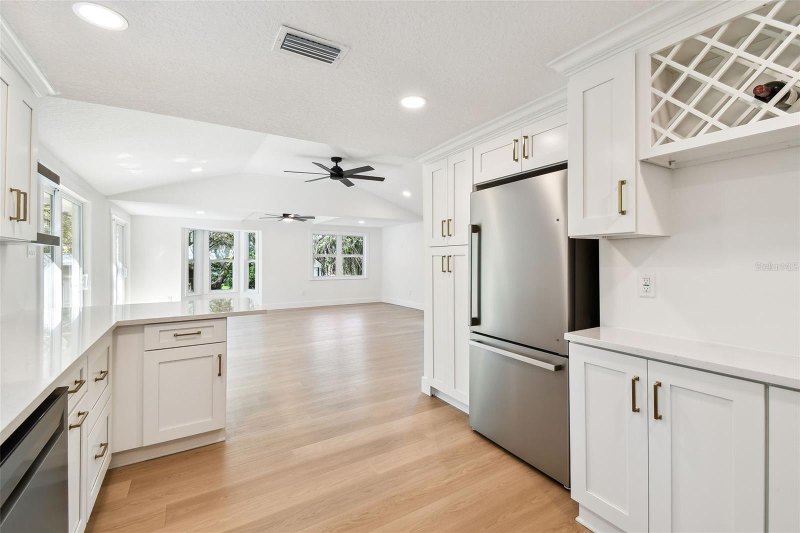 Listing photo id 15 for 13901 Vacation Lane