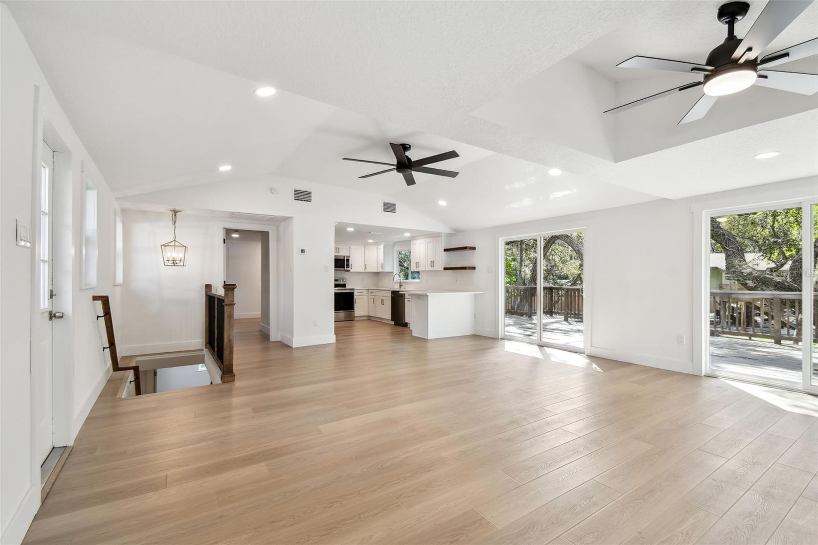 Listing photo id 19 for 13901 Vacation Lane