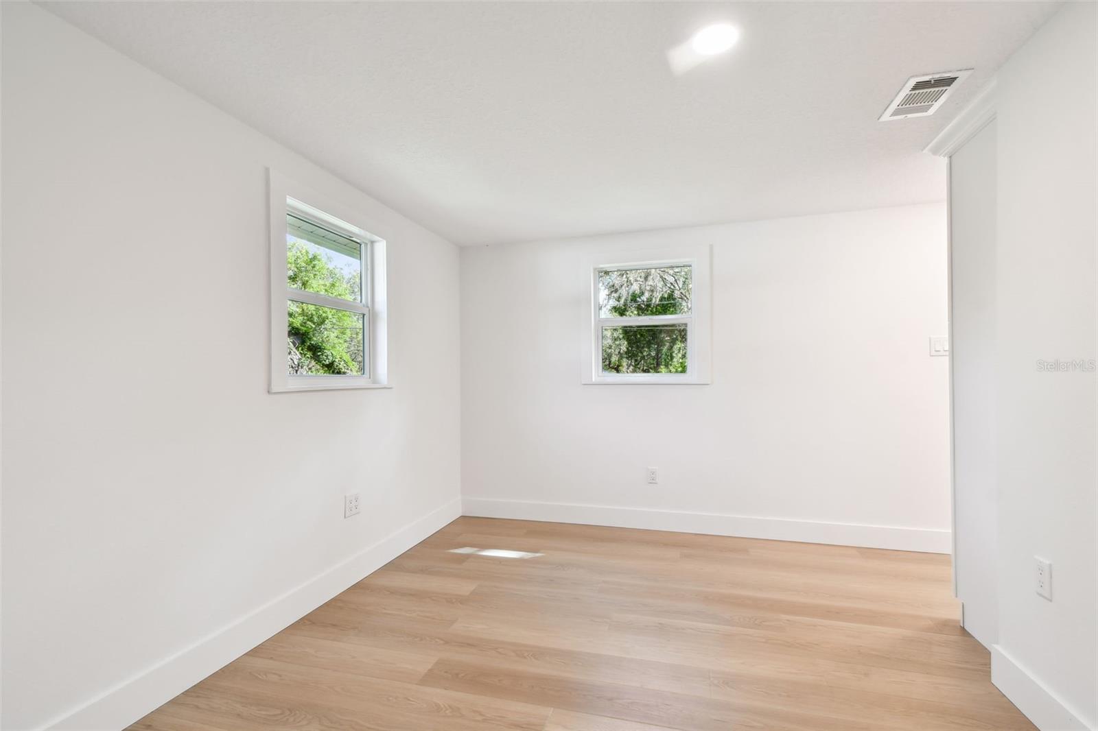 Listing photo id 21 for 13901 Vacation Lane