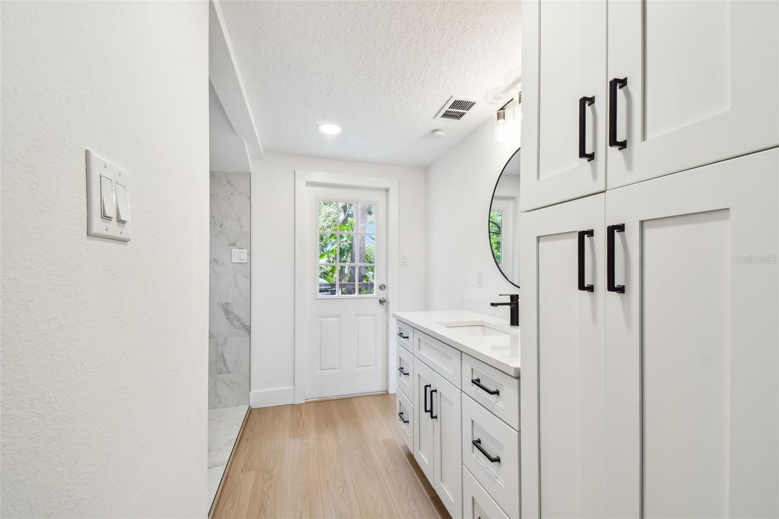 Listing photo id 23 for 13901 Vacation Lane