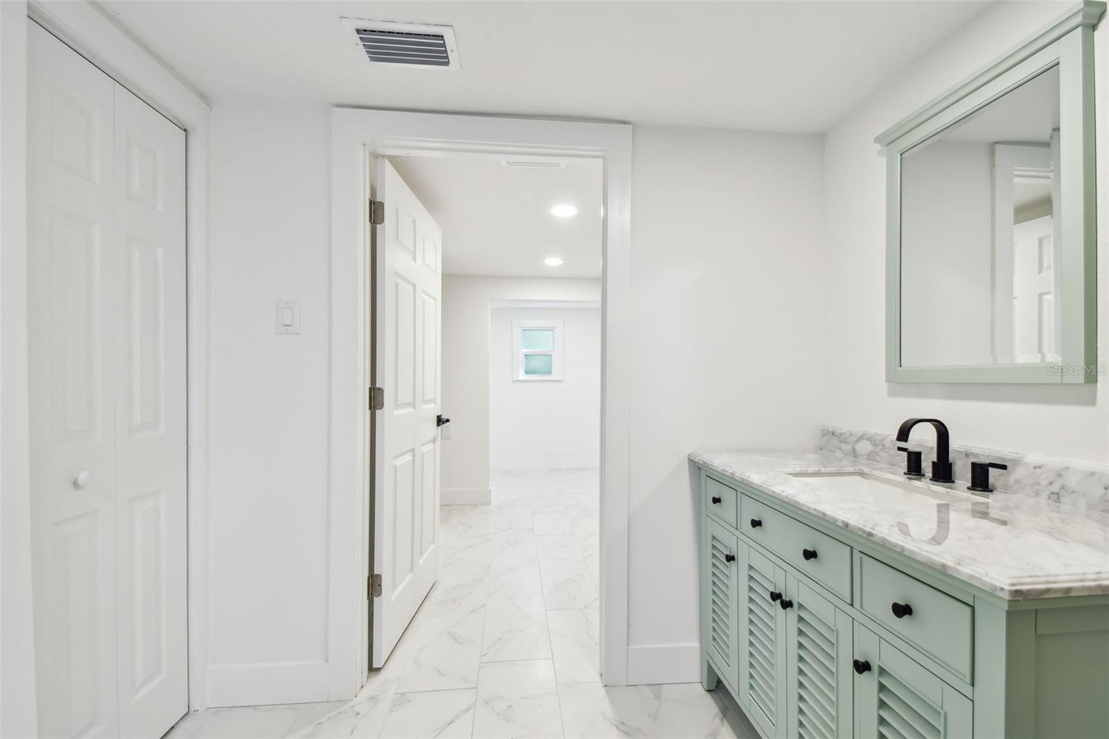 Listing photo id 33 for 13901 Vacation Lane