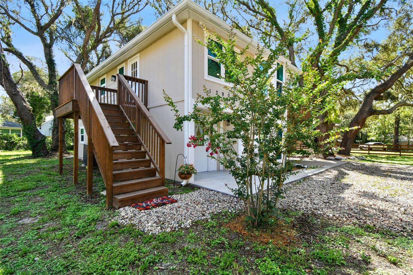 Listing photo id 2 for 13901 Vacation Lane