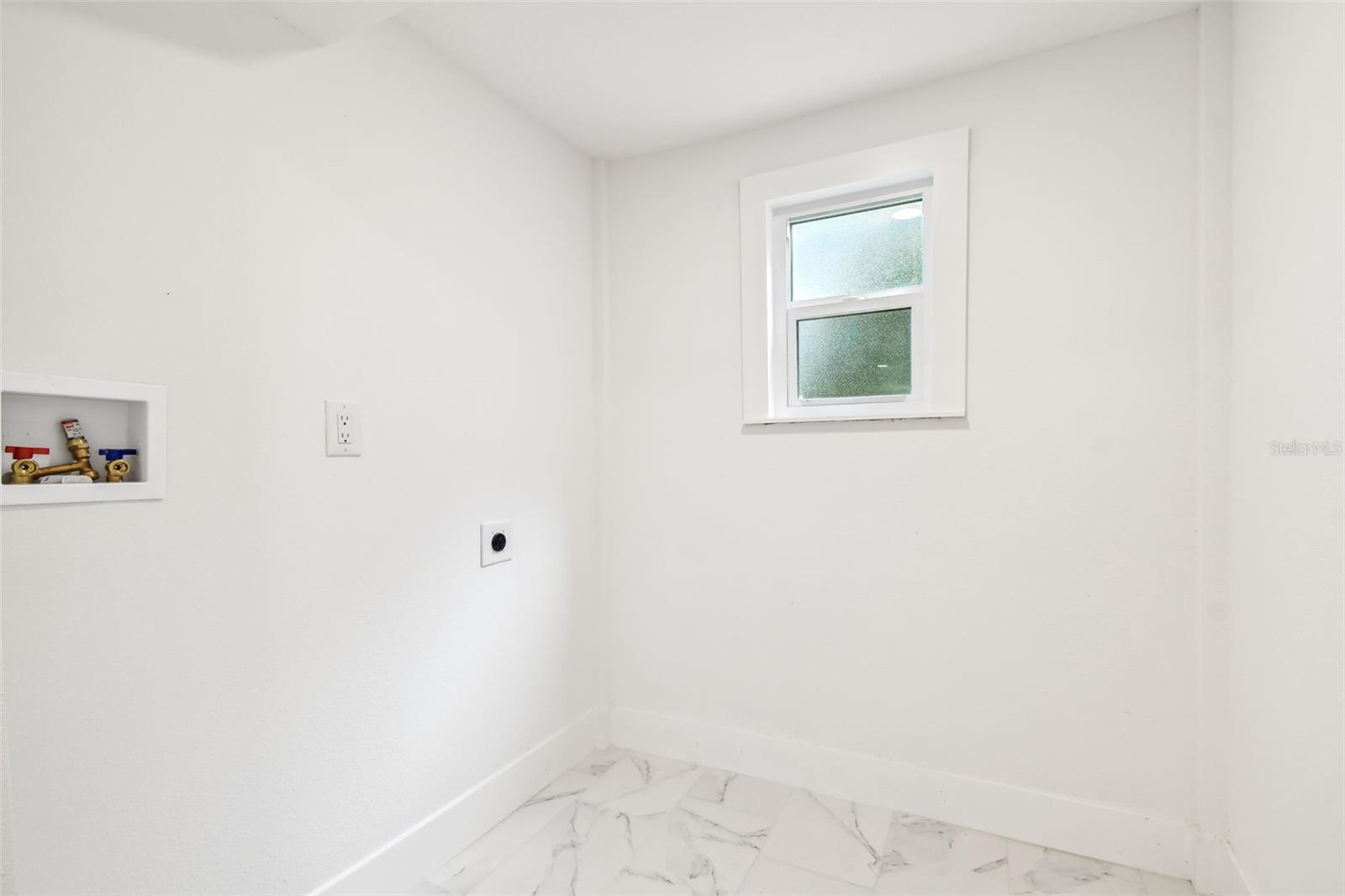 Listing photo id 38 for 13901 Vacation Lane