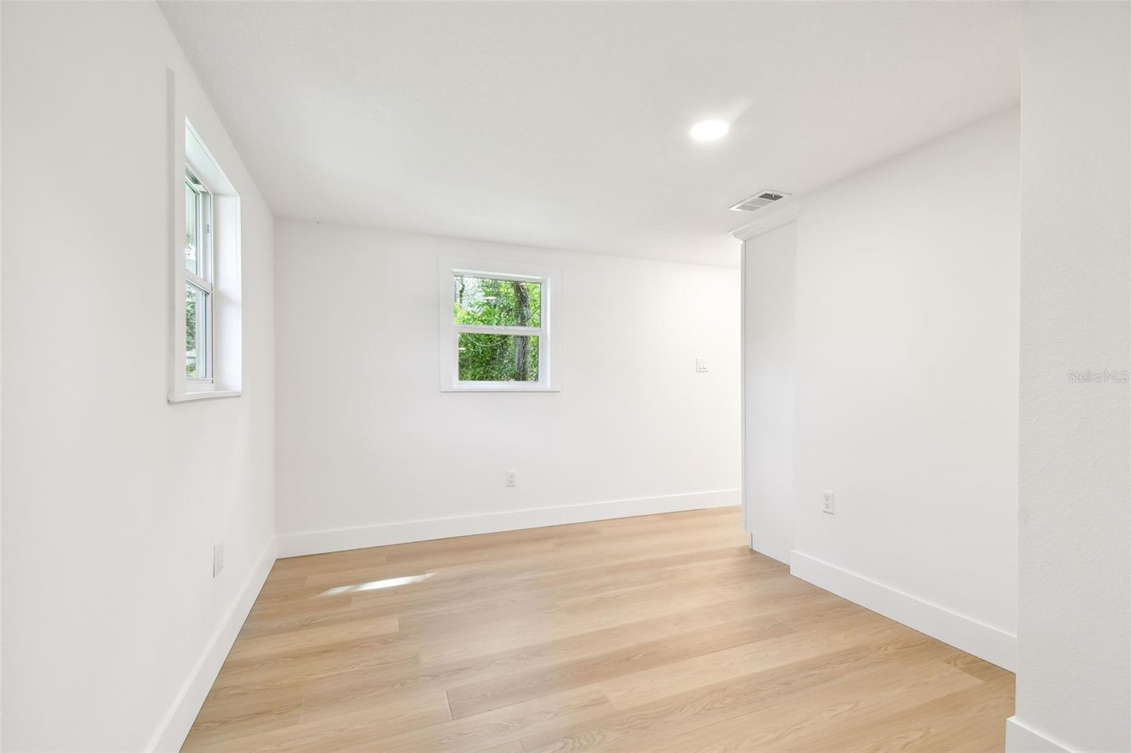 Listing photo id 41 for 13901 Vacation Lane