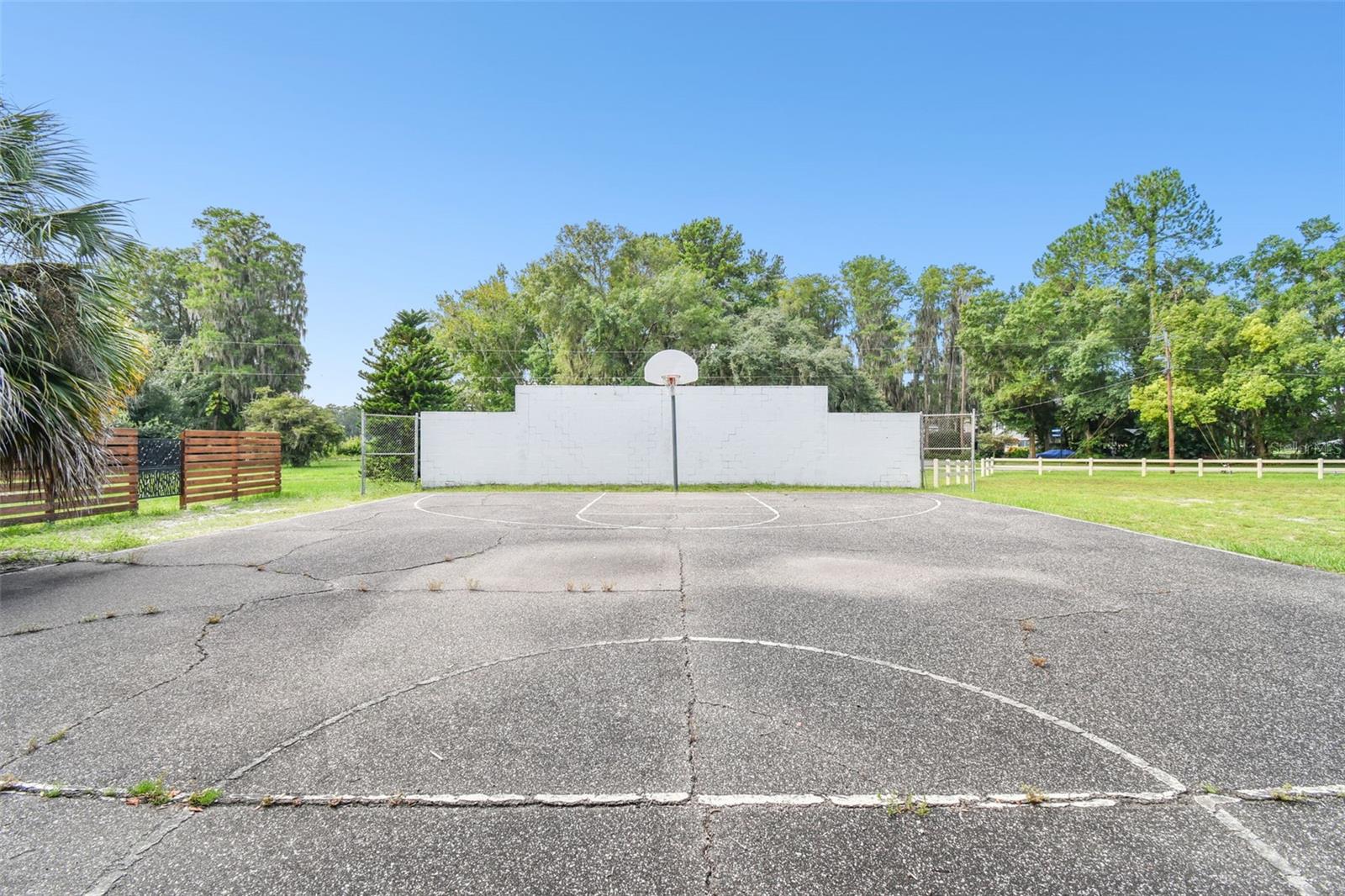 Listing photo id 66 for 13901 Vacation Lane