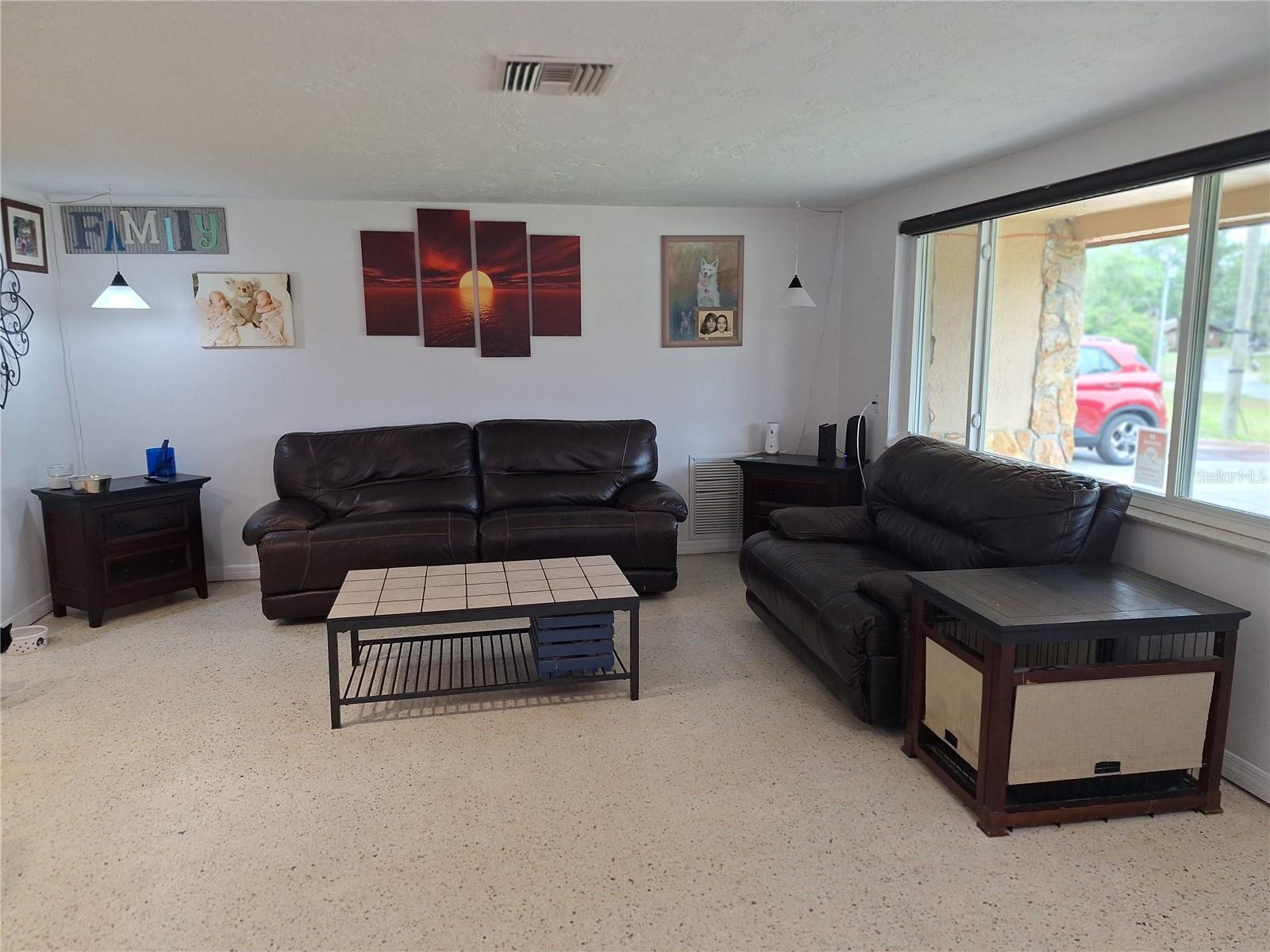 Listing photo id 9 for 9415 Indale Drive