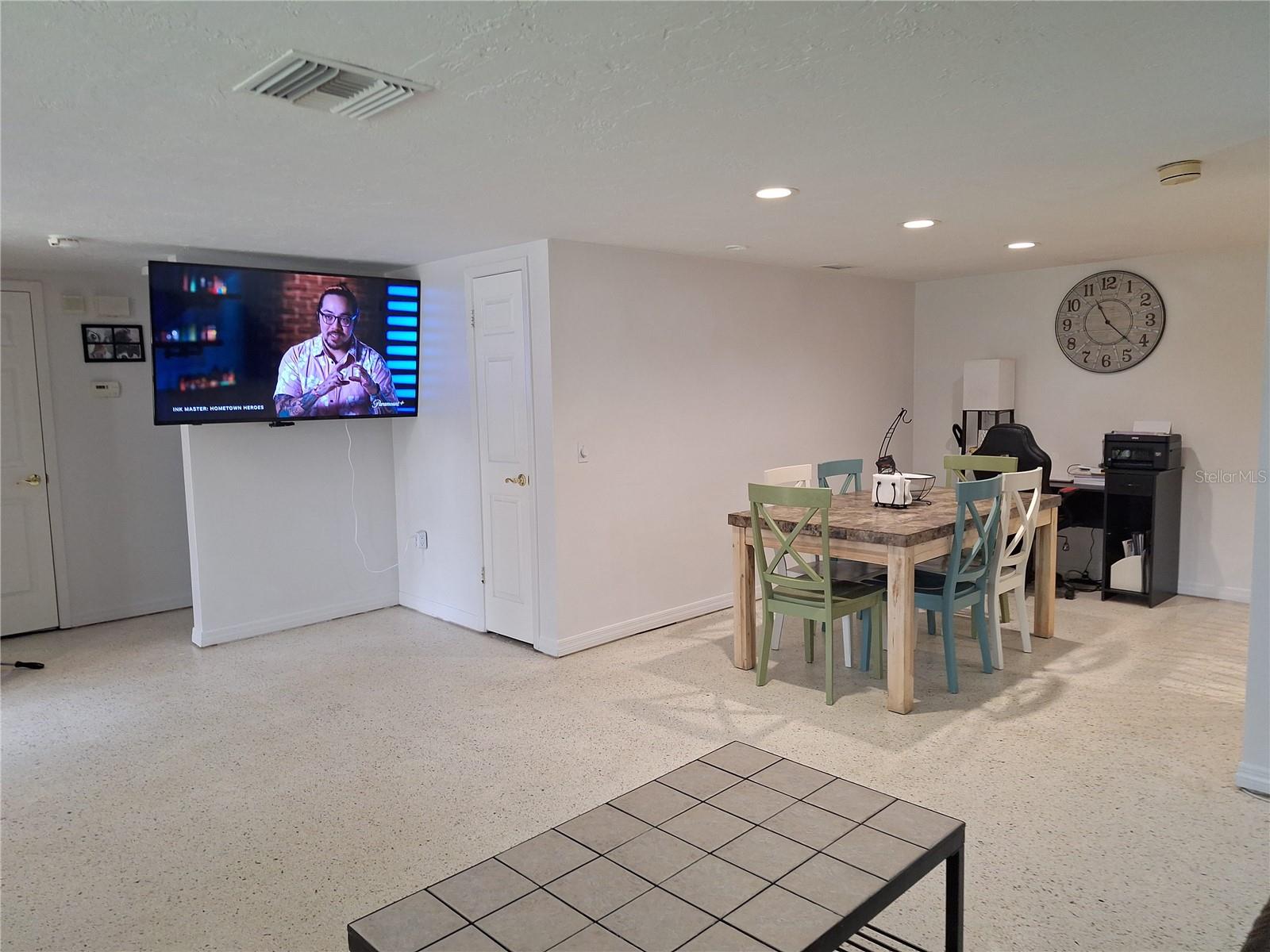 Listing photo id 10 for 9415 Indale Drive