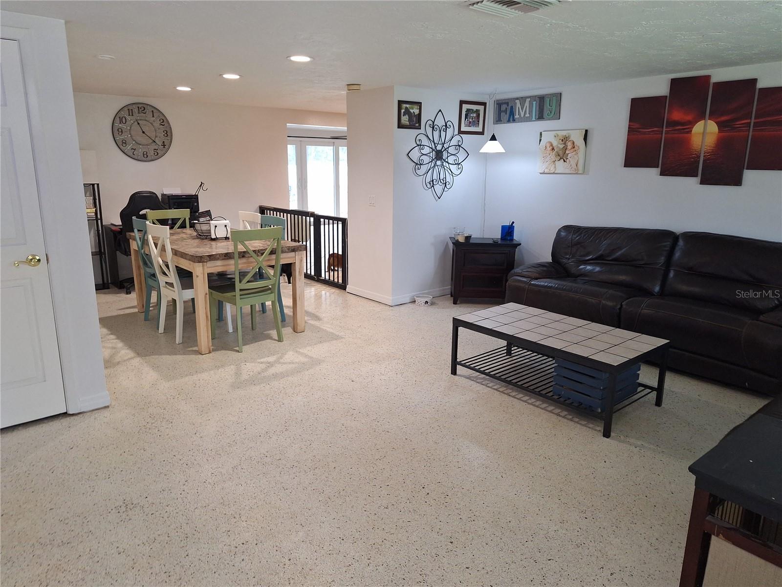 Listing photo id 11 for 9415 Indale Drive