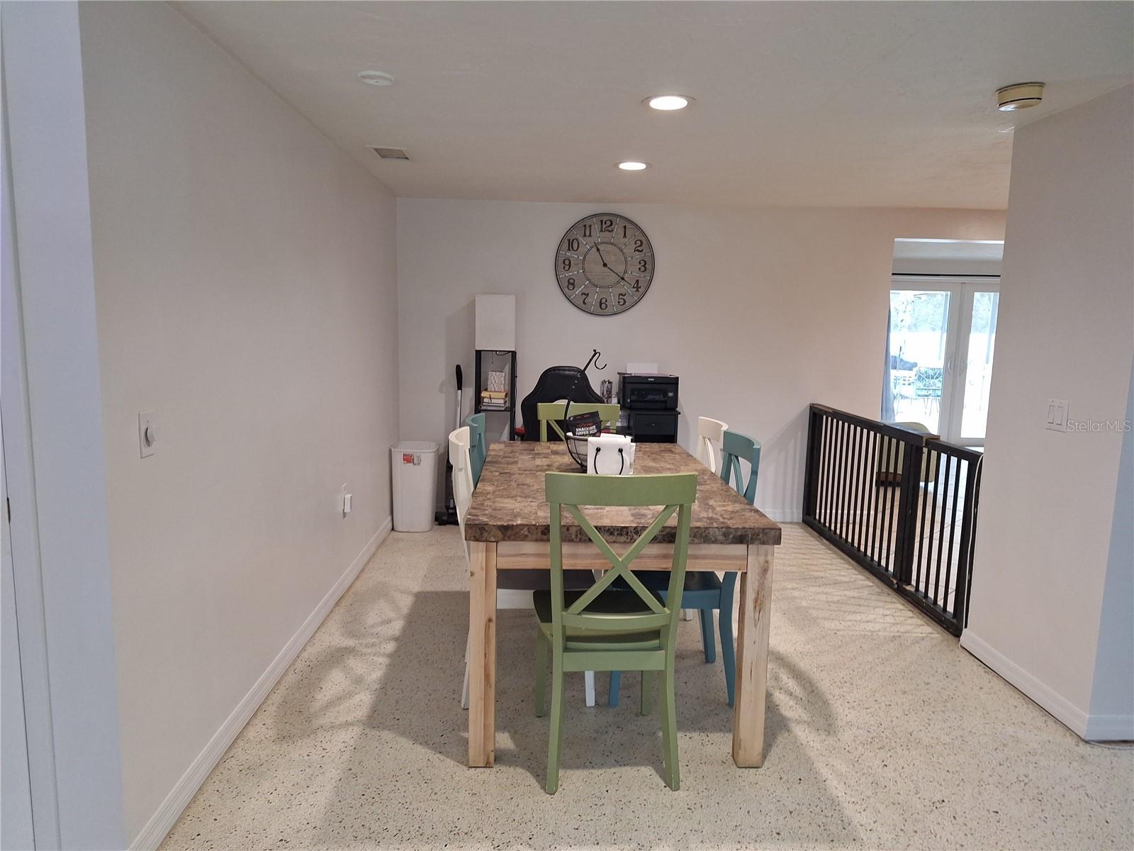 Listing photo id 12 for 9415 Indale Drive