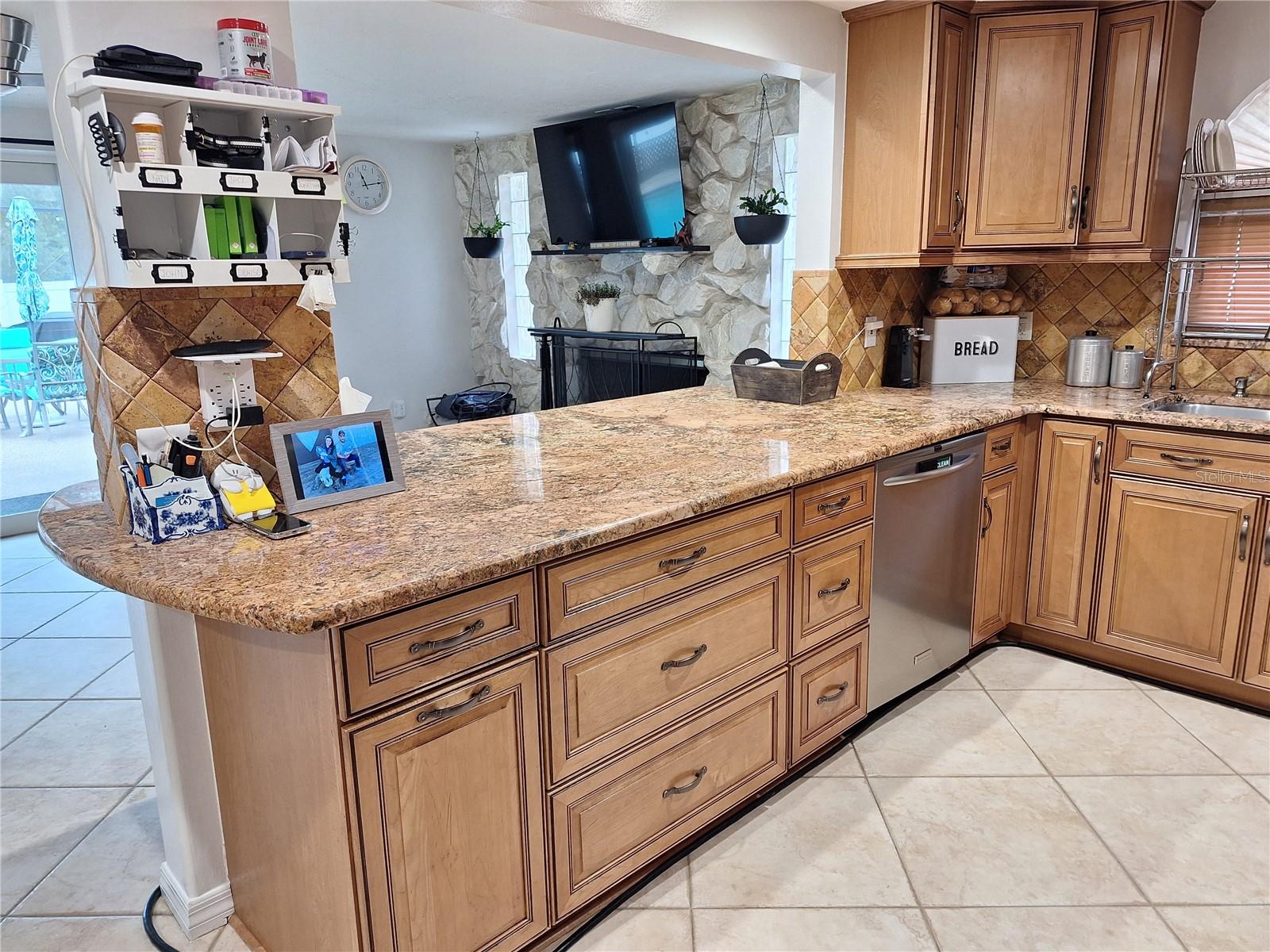 Listing photo id 13 for 9415 Indale Drive