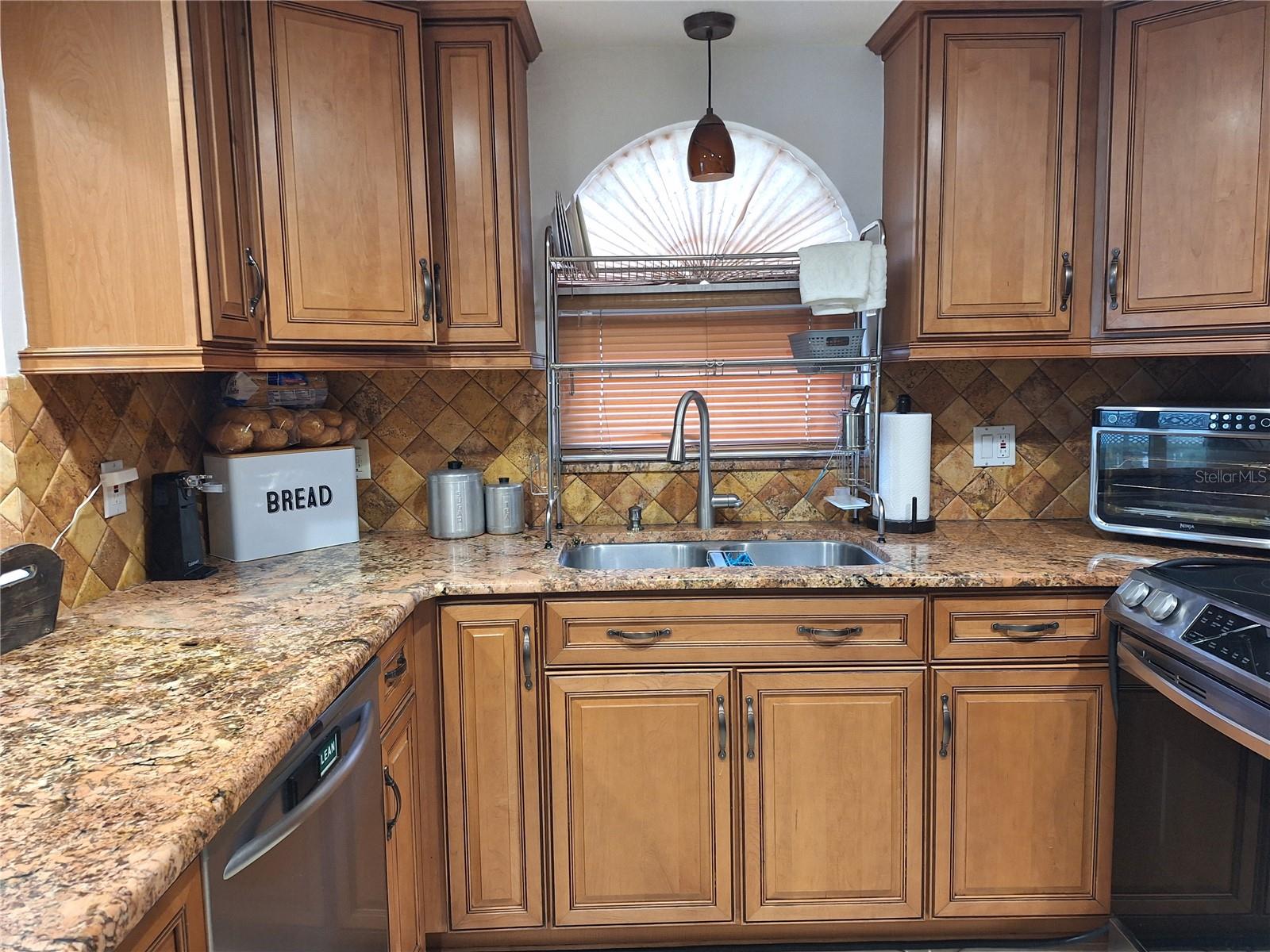 Listing photo id 14 for 9415 Indale Drive