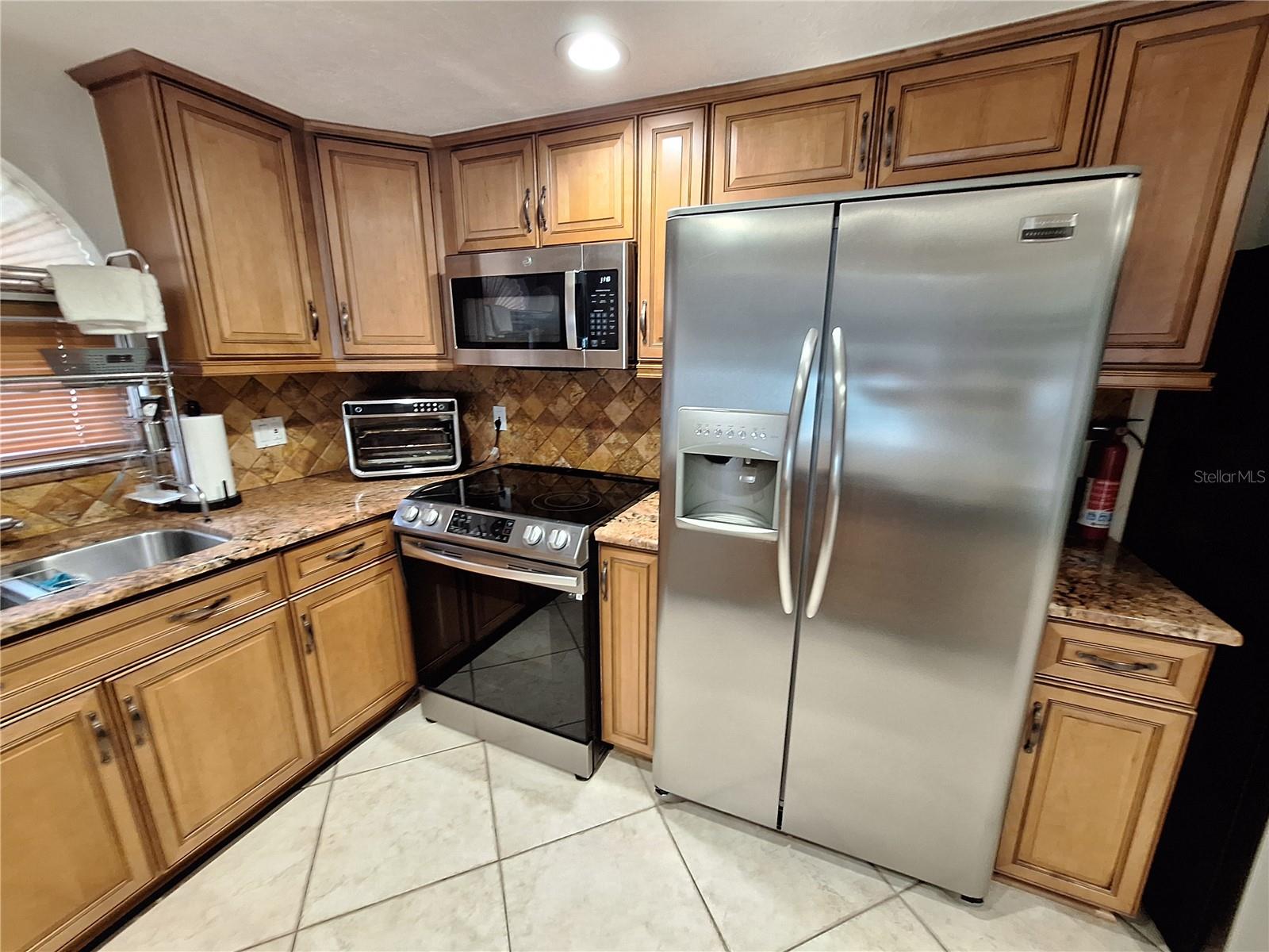 Listing photo id 15 for 9415 Indale Drive