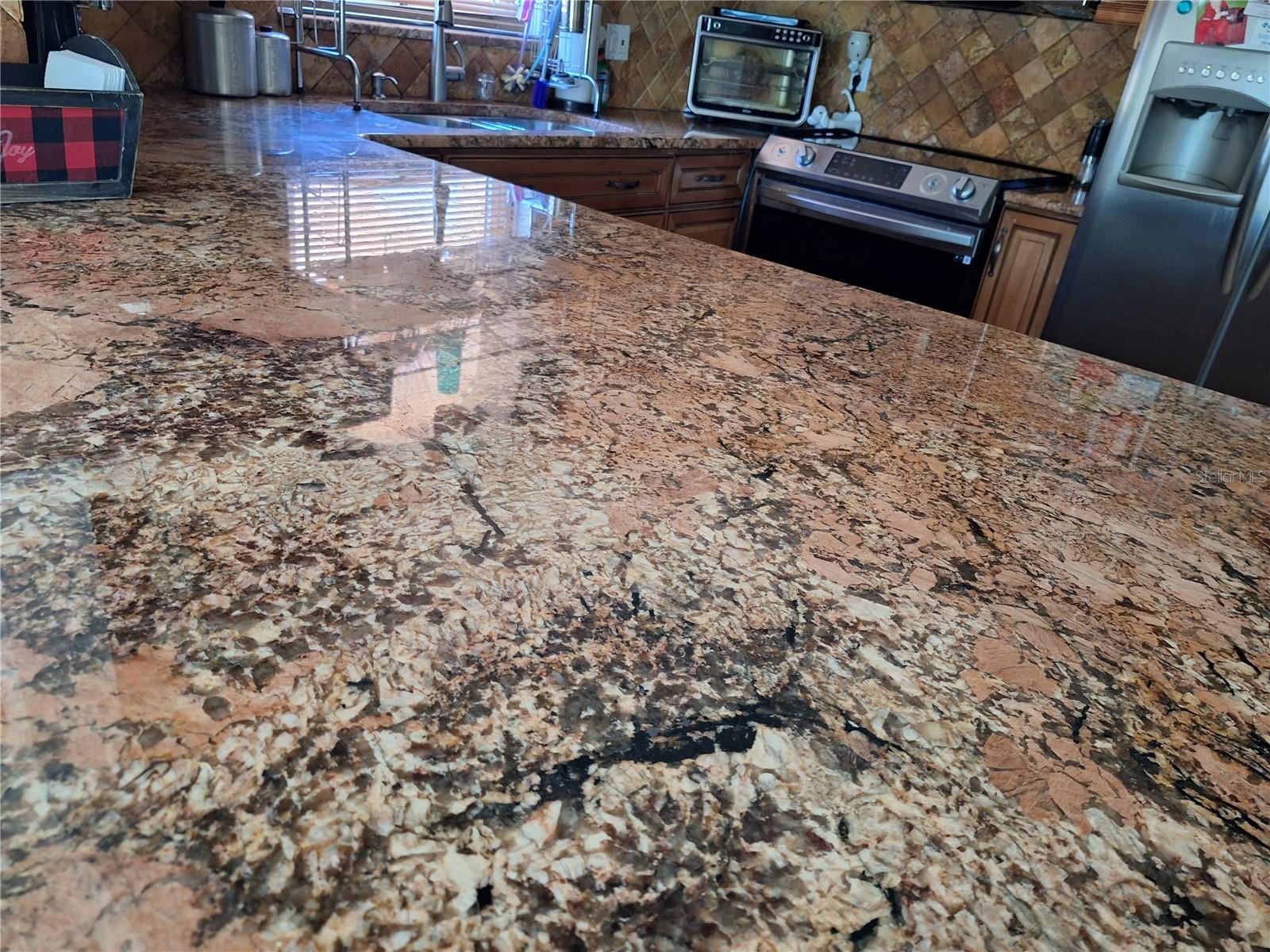 Listing photo id 18 for 9415 Indale Drive