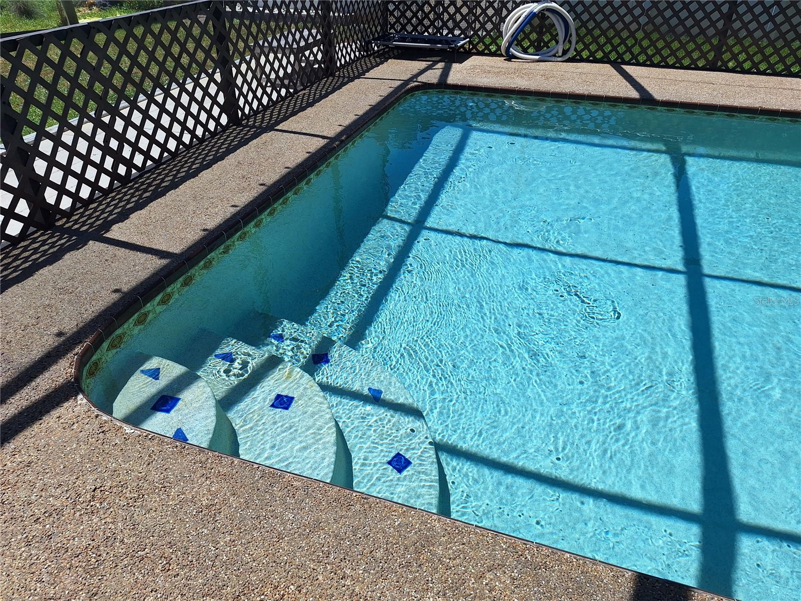 Listing photo id 26 for 9415 Indale Drive