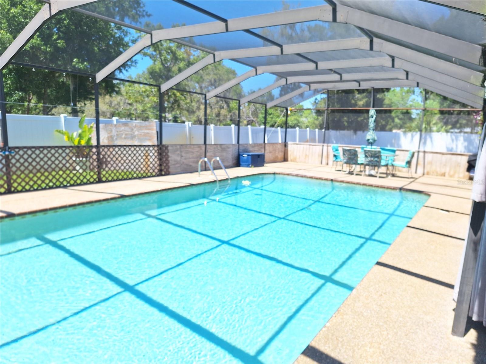 Listing photo id 27 for 9415 Indale Drive