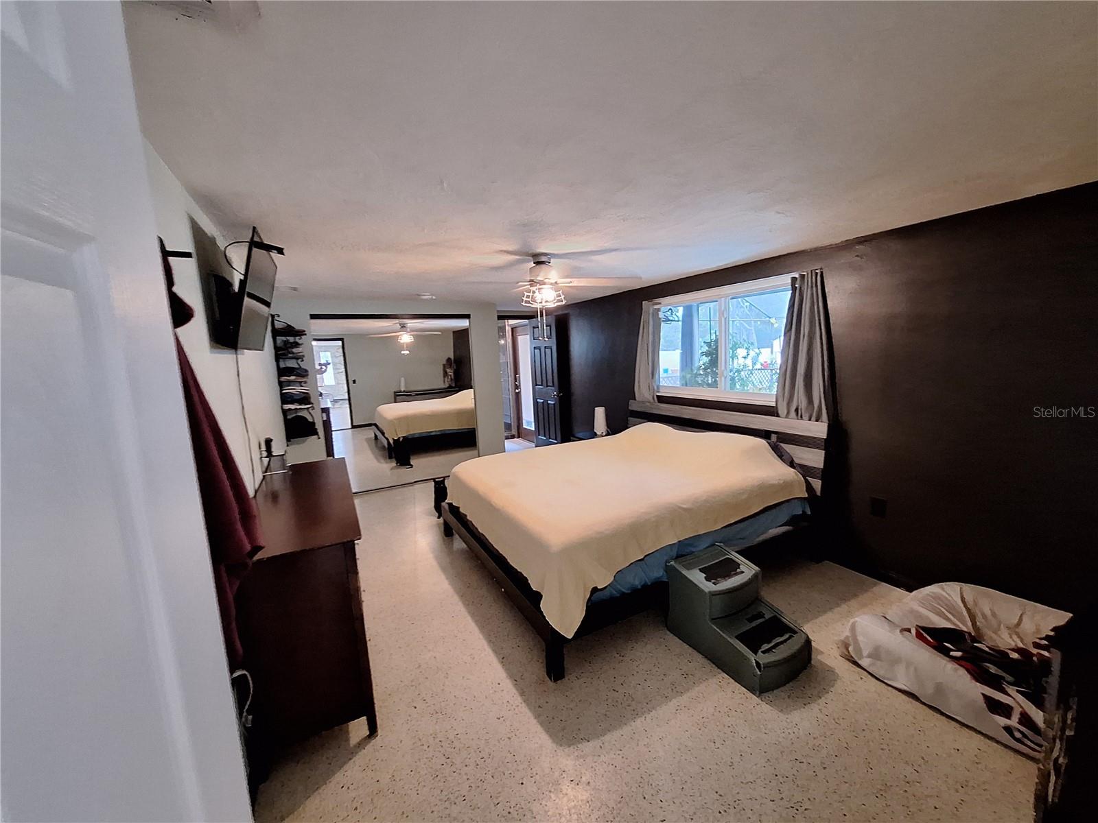 Listing photo id 28 for 9415 Indale Drive