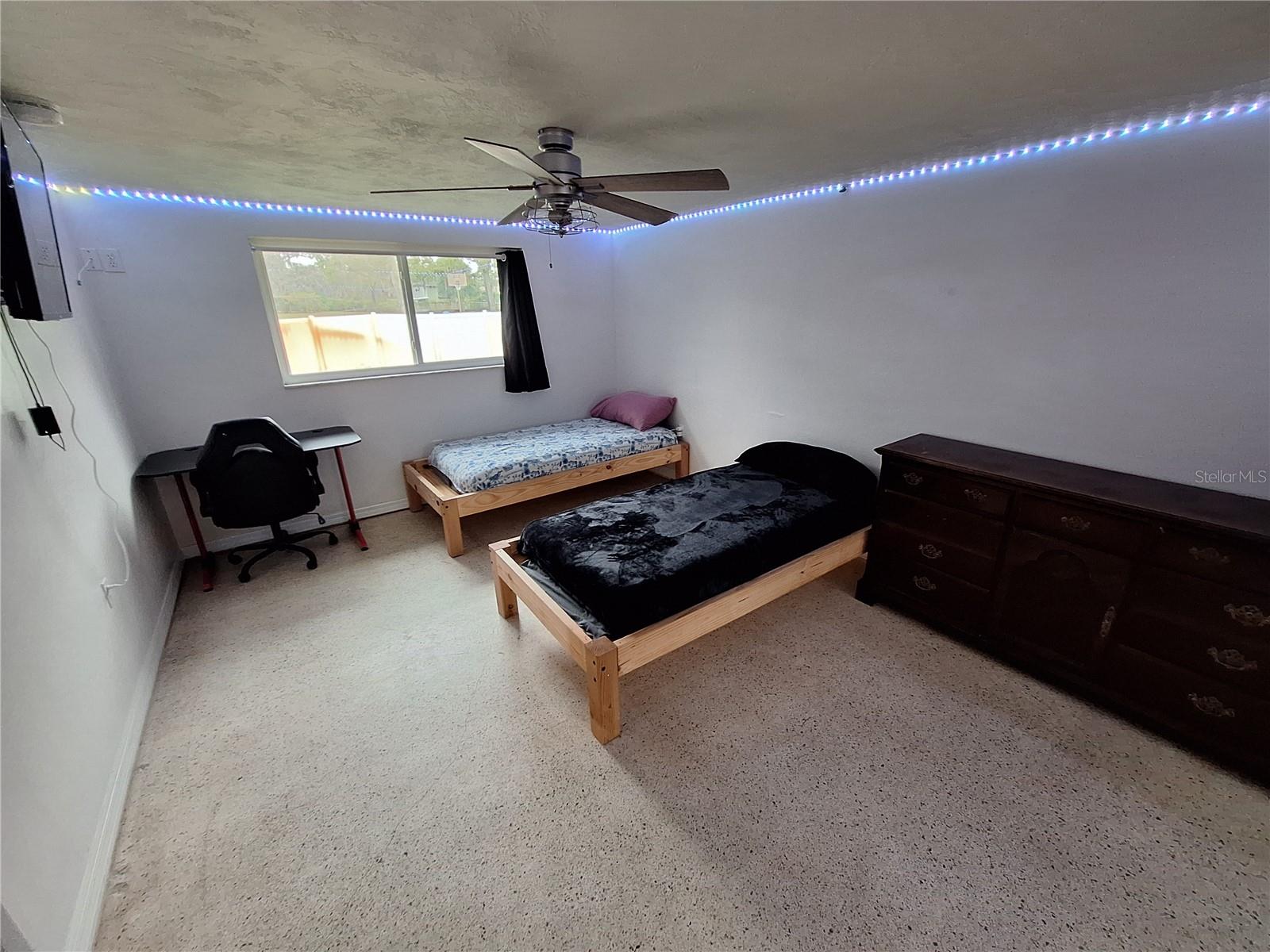 Listing photo id 36 for 9415 Indale Drive