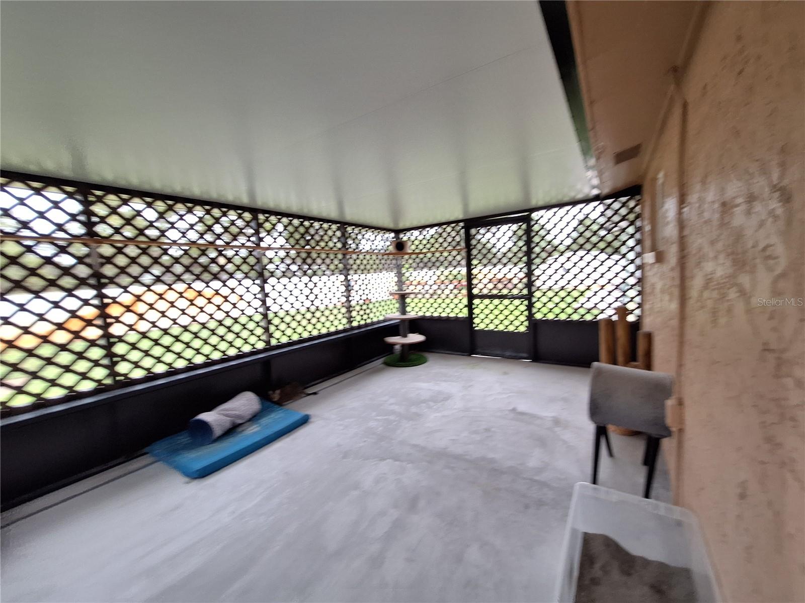 Listing photo id 44 for 9415 Indale Drive