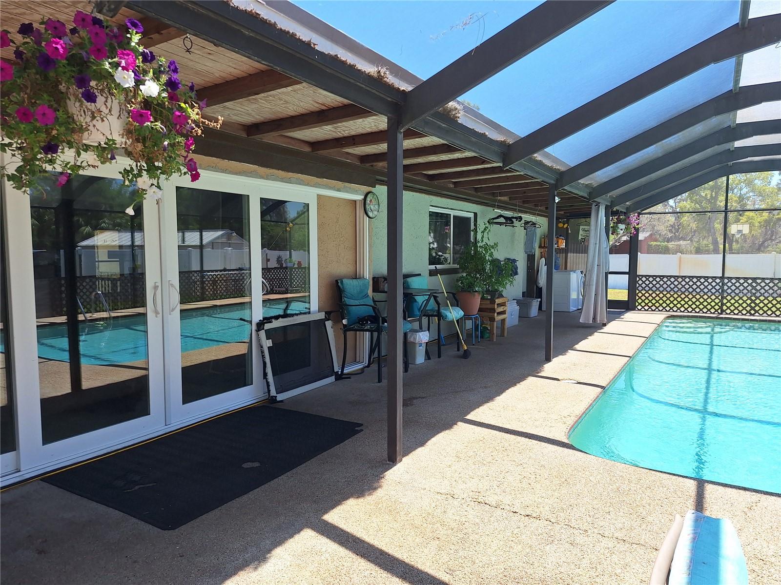 Listing photo id 46 for 9415 Indale Drive