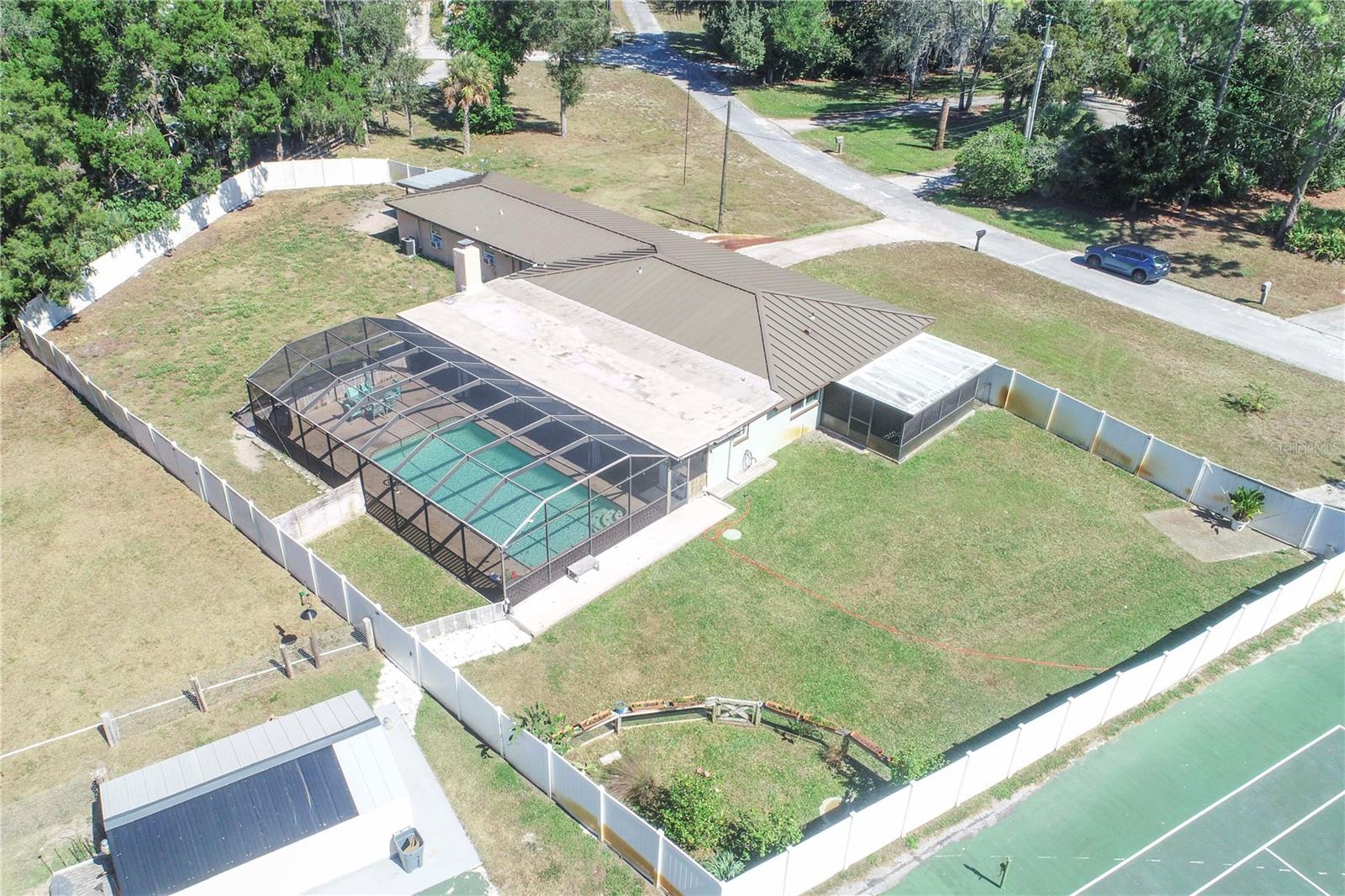 Listing photo id 53 for 9415 Indale Drive