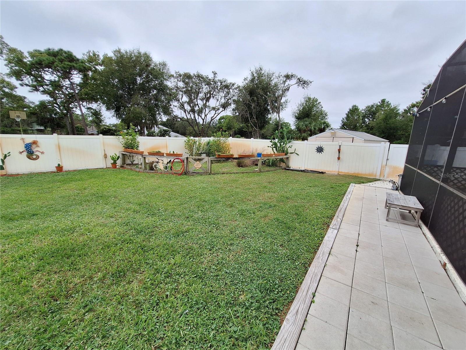 Listing photo id 57 for 9415 Indale Drive